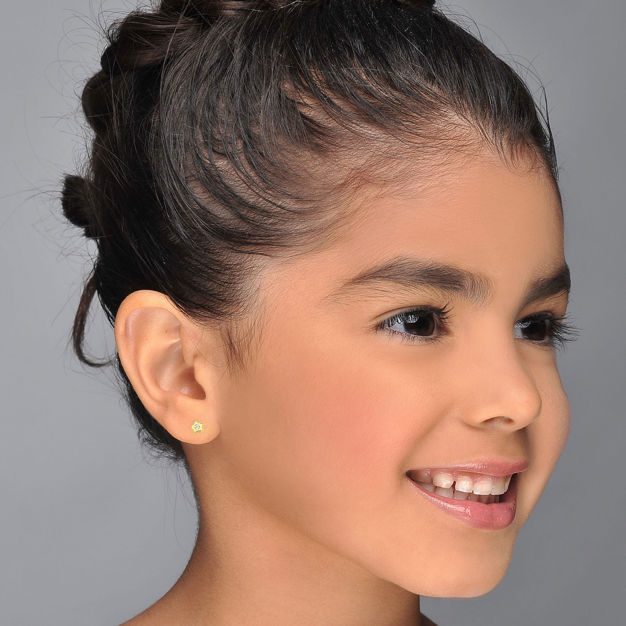 עגילים צמודים מזהב צהוב 14 קראט - כוכב פורח קטן מאד עגילים צמודים מזהב צהוב 14 קראט - כוכב פורח קטן מאד