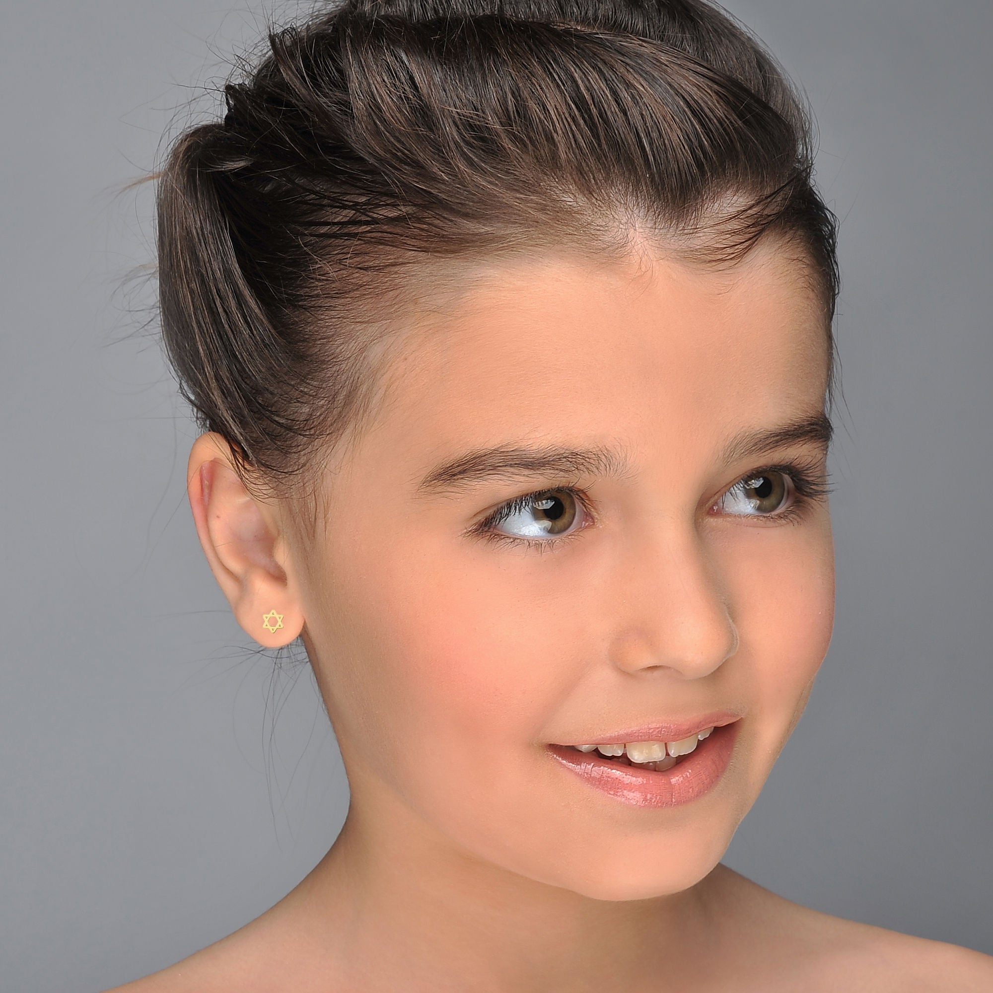 עגילים צמודים מזהב צהוב 14 קראט - כוכב מגן דוד - קטן עגילים צמודים מזהב צהוב 14 קראט - כוכב מגן דוד - קטן