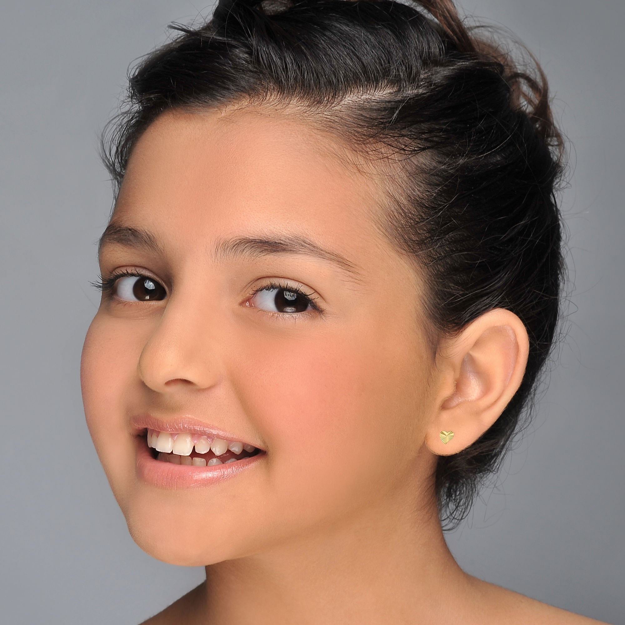 עגילים צמודים מזהב צהוב 14 קראט - לב משמעותי עגילים צמודים מזהב צהוב 14 קראט - לב משמעותי