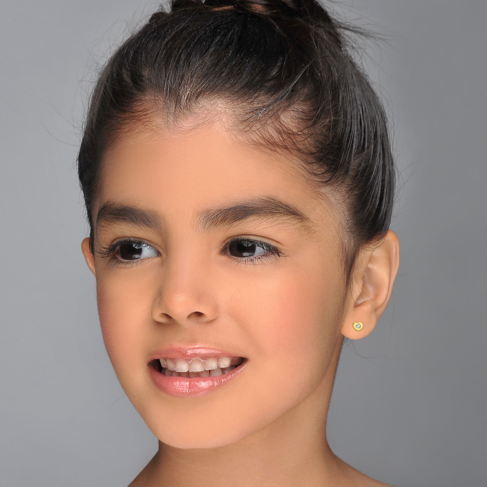 עגילים צמודים מזהב צהוב 14 קראט - לב מנצנץ - קטן עגילים צמודים מזהב צהוב 14 קראט - לב מנצנץ - קטן