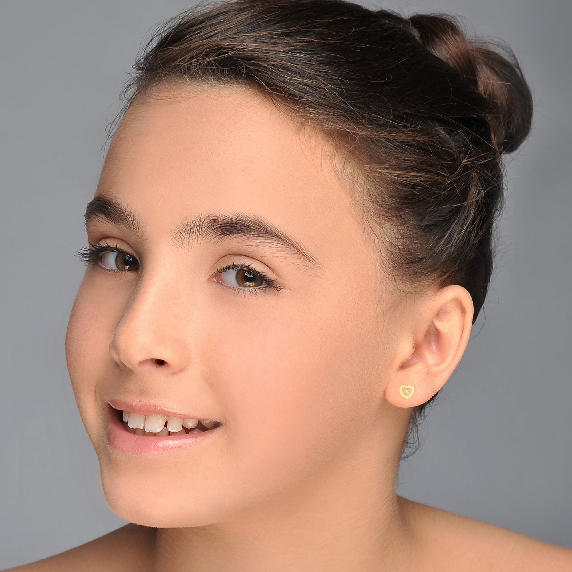 עגילים צמודים מזהב צהוב 14 קראט - לב מלוכד עגילים צמודים מזהב צהוב 14 קראט - לב מלוכד