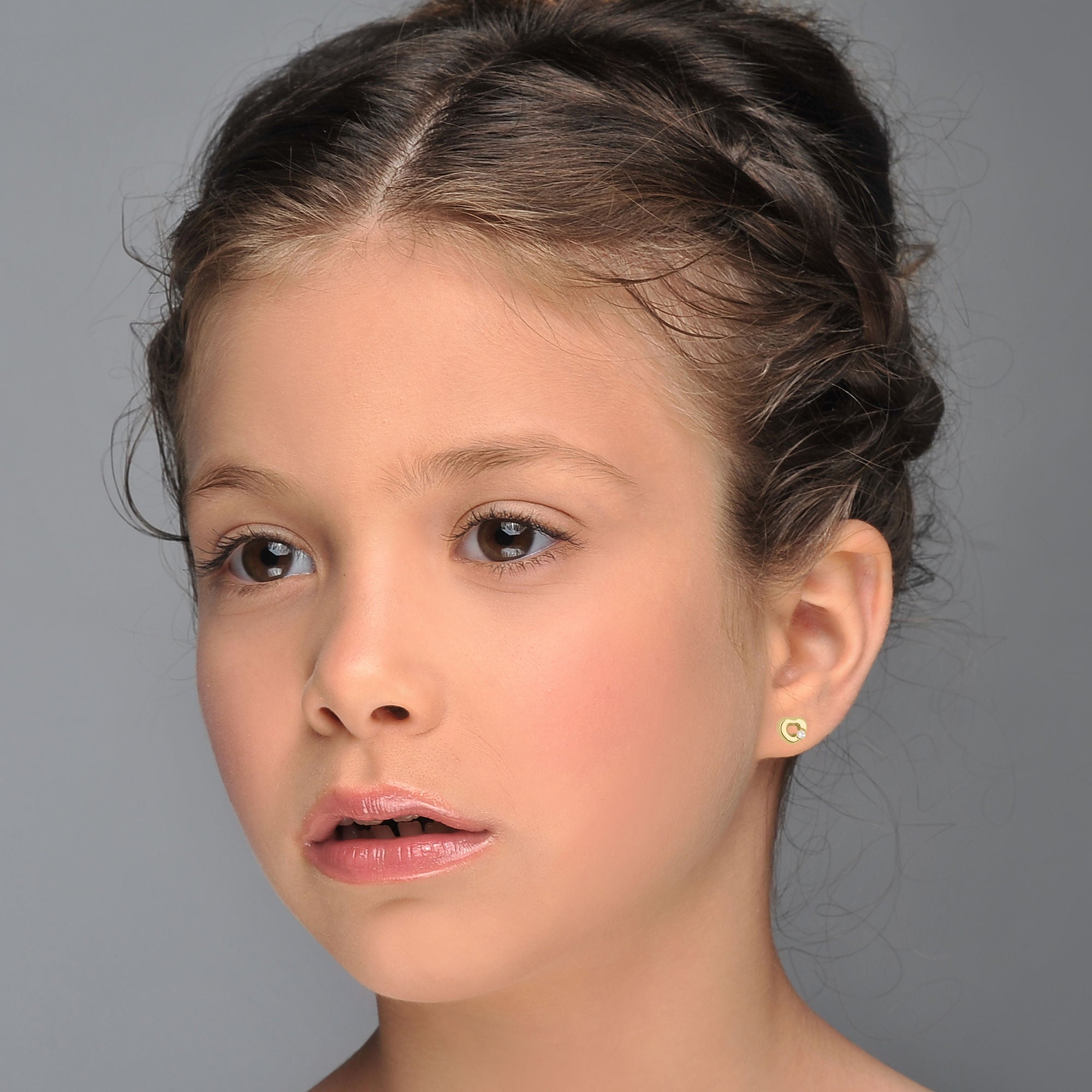 עגילים צמודים מזהב צהוב 14 קראט - לב חינני עגילים צמודים מזהב צהוב 14 קראט - לב חינני