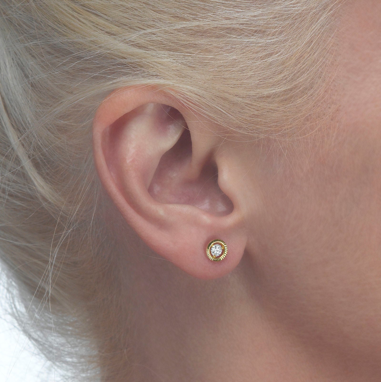 עגילים צמודים מזהב צהוב 14 קראט - עיגול קריסטל עגילים צמודים מזהב צהוב 14 קראט - עיגול קריסטל