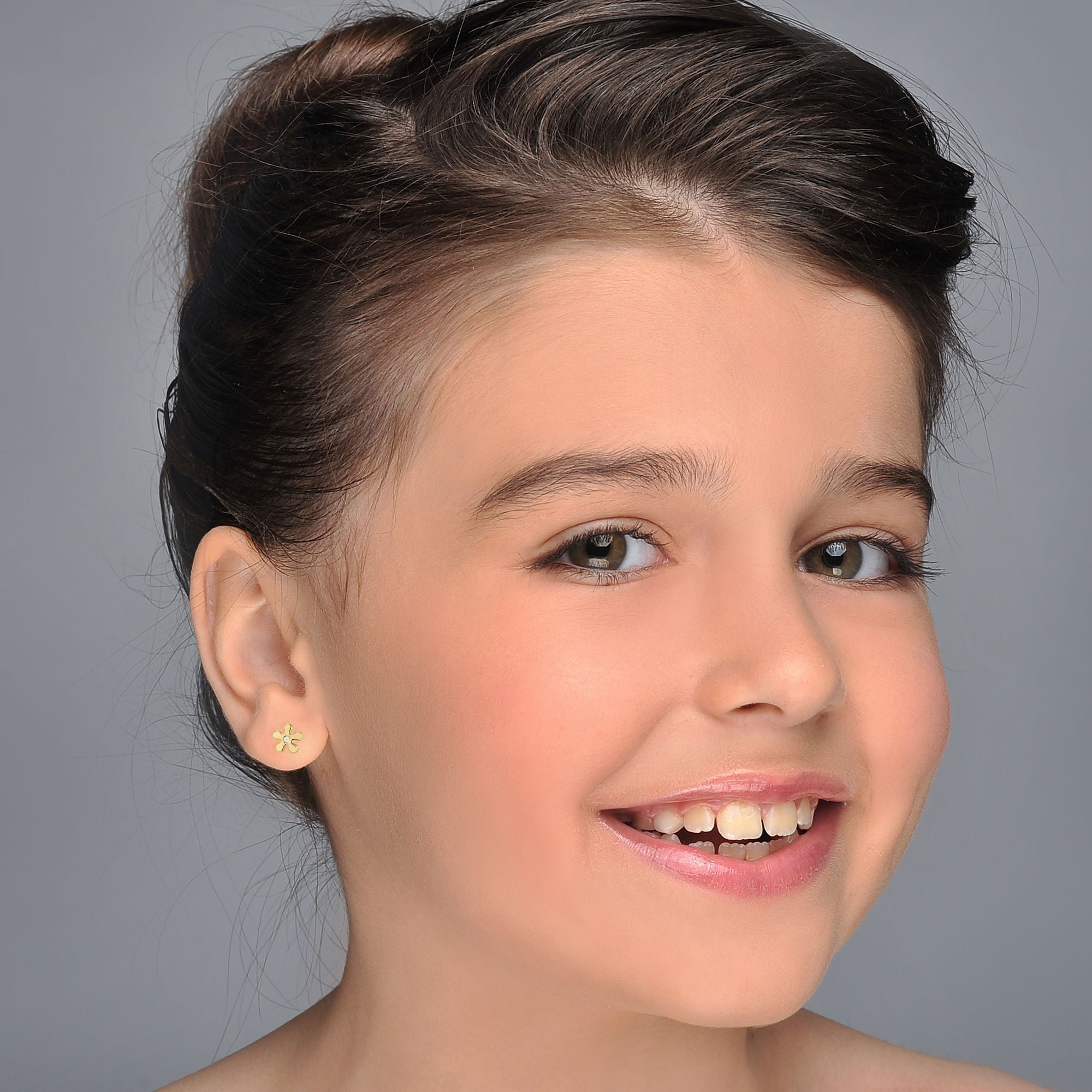 עגילים צמודים מזהב צהוב 14 קראט - פרח איימי עגילים צמודים מזהב צהוב 14 קראט - פרח איימי