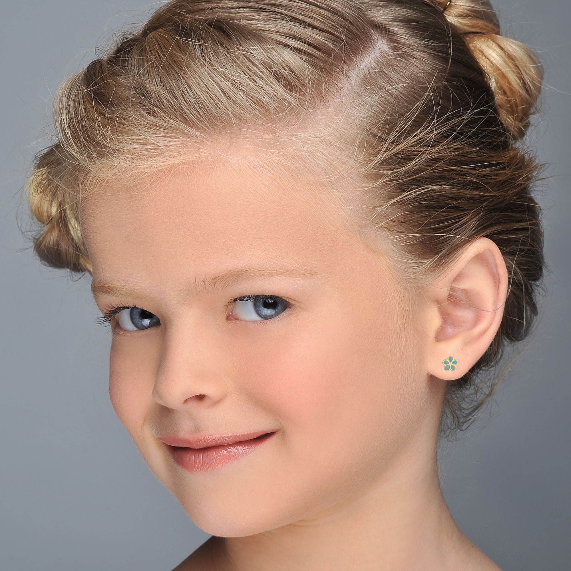 עגילים צמודים מזהב צהוב 14 קראט - פרח מרגנית עגילים צמודים מזהב צהוב 14 קראט - פרח מרגנית