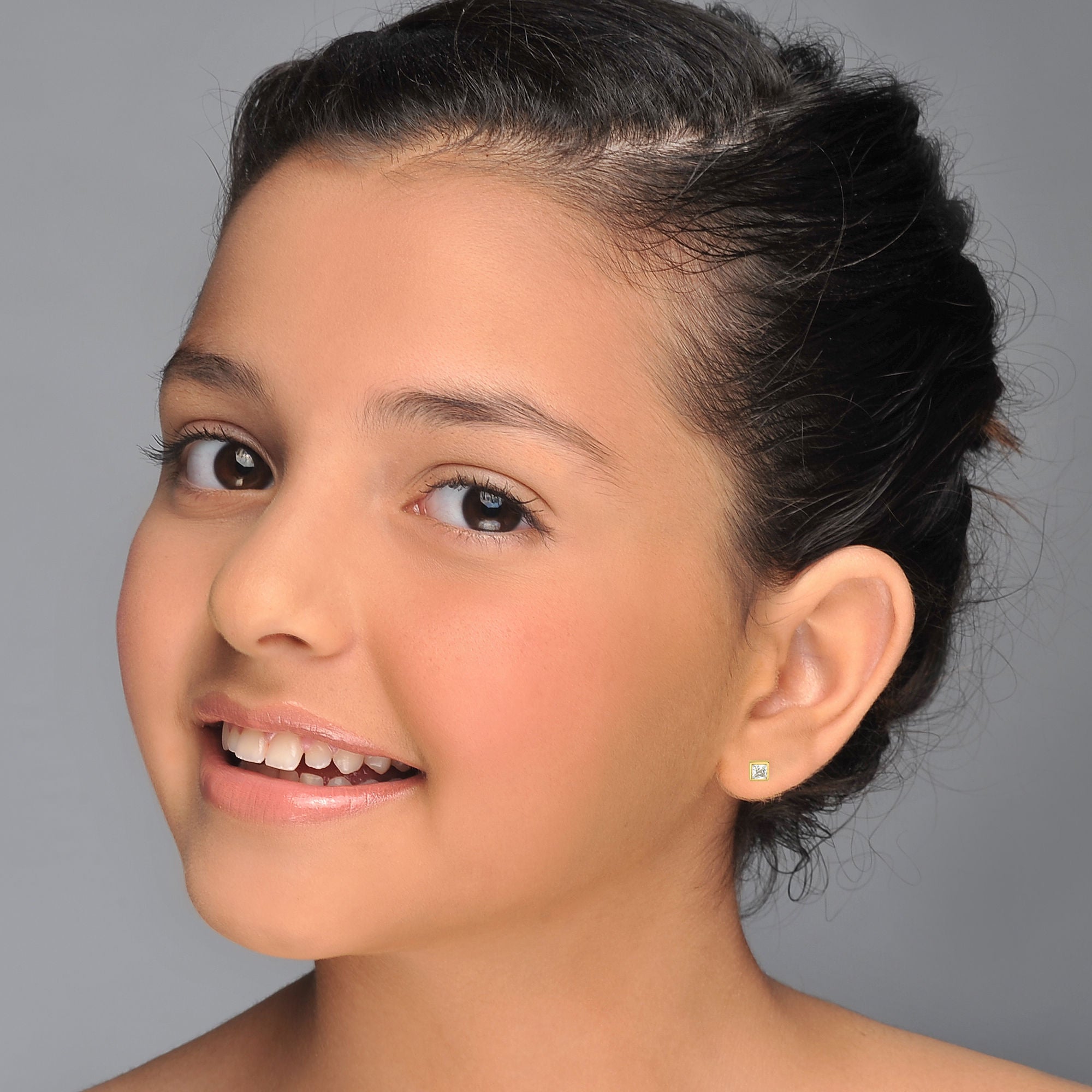 עגילים צמודים מזהב צהוב 14 קראט - ריבוע מנצנץ - גדול עגילים צמודים מזהב צהוב 14 קראט - ריבוע מנצנץ - גדול