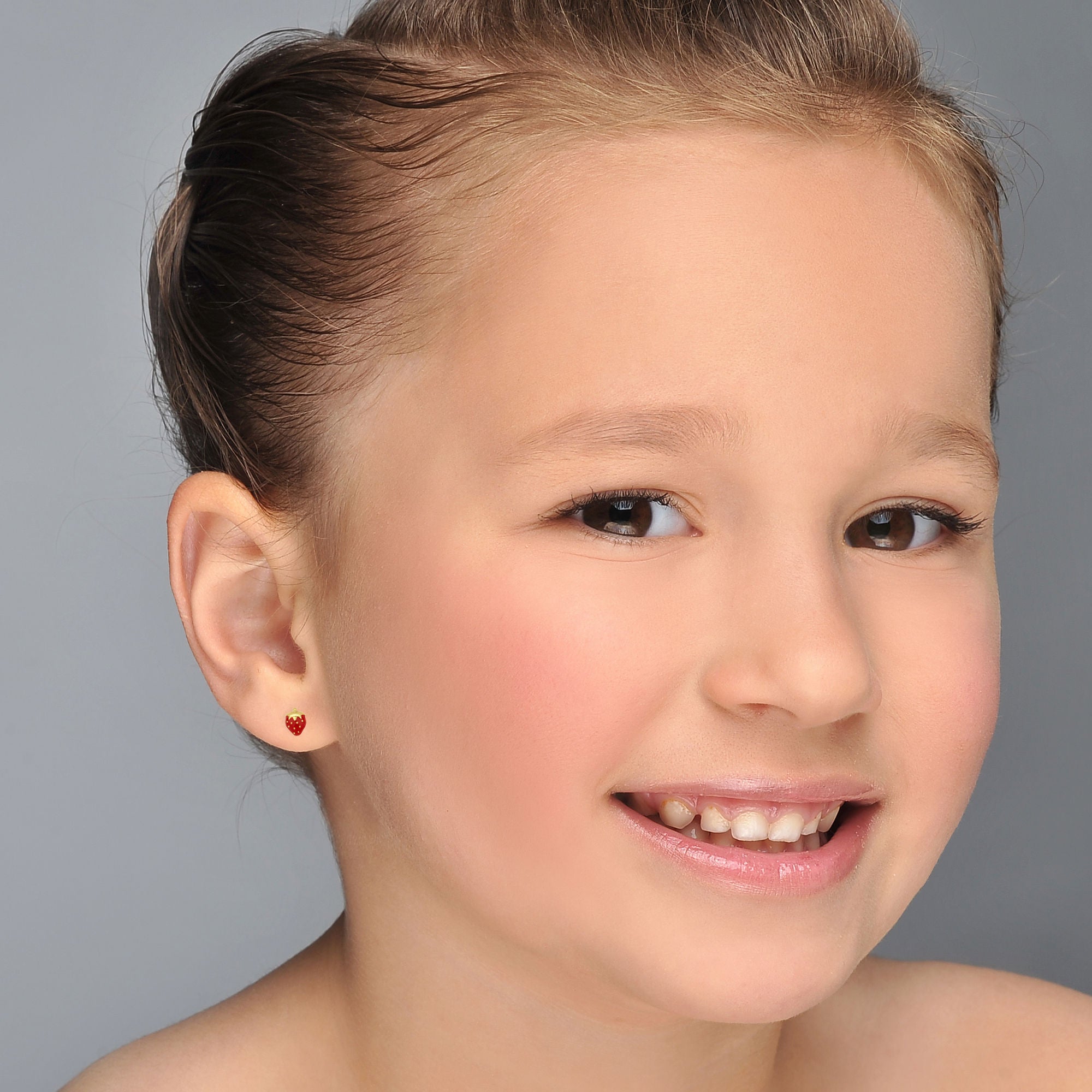 עגילים צמודים מזהב צהוב 14 קראט - תות מתוק עגילים צמודים מזהב צהוב 14 קראט - תות מתוק