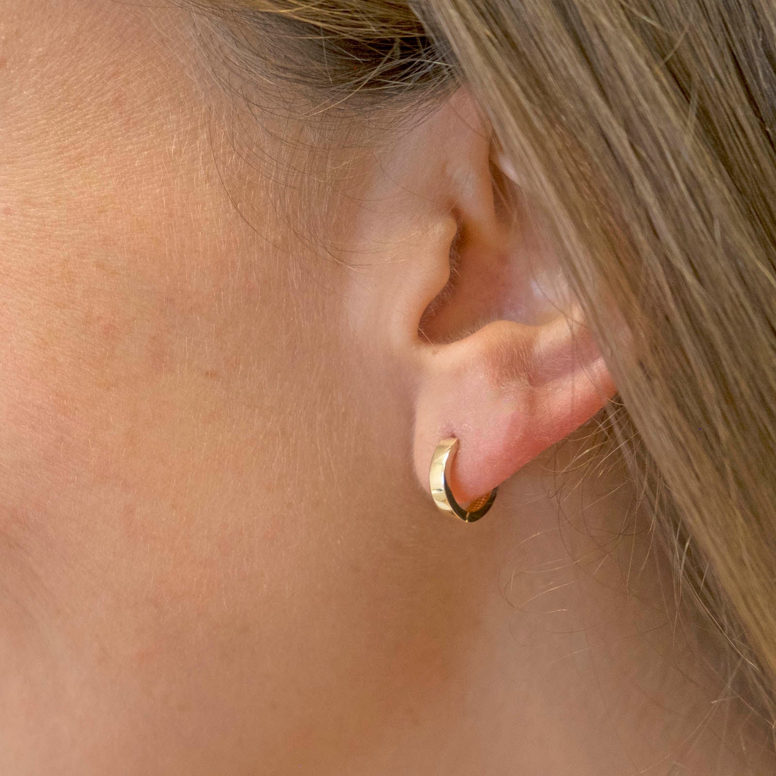 עגילי חישוק מזהב צהוב 14 קראט - אורלנדו עגילי חישוק מזהב צהוב 14 קראט - אורלנדו