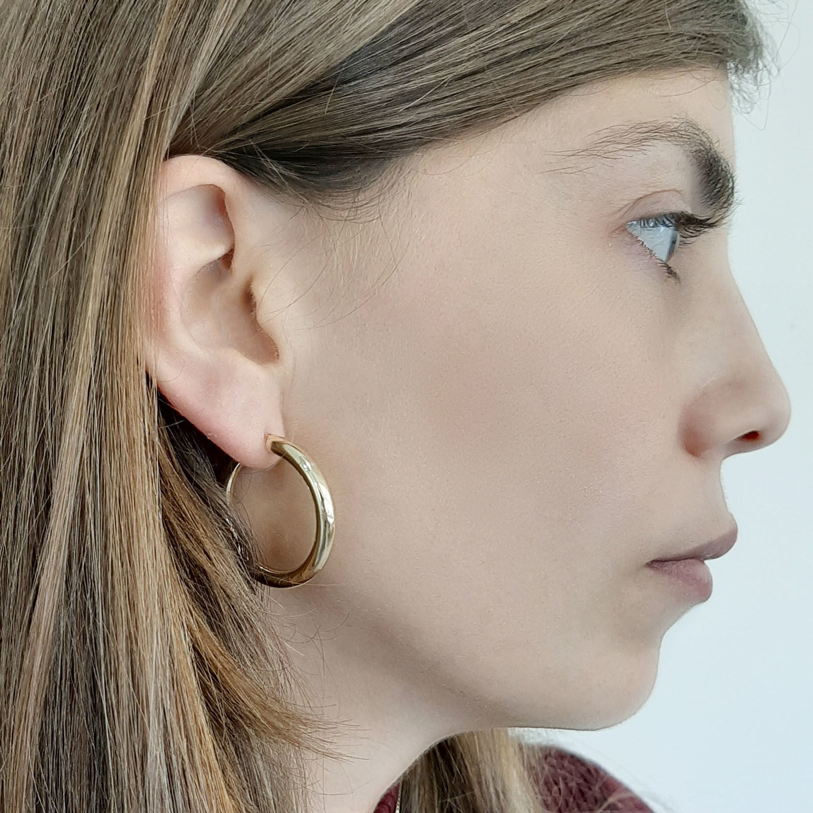 עגילי חישוק מזהב צהוב 14 קראט - L עגילי חישוק מזהב צהוב 14 קראט - L