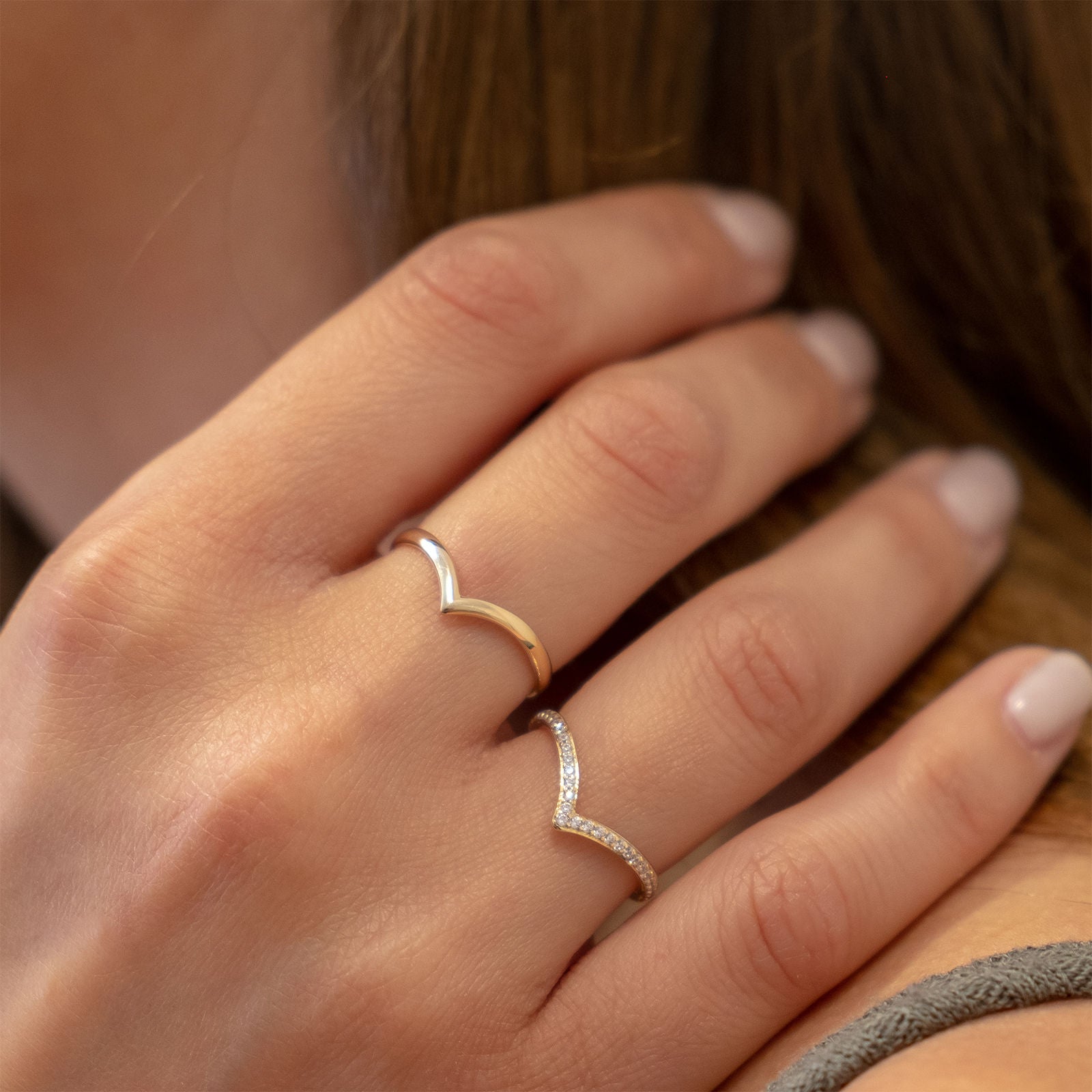 טבעת מזהב צהוב 14 קראט - וי עדין טבעת מזהב צהוב 14 קראט - וי עדין