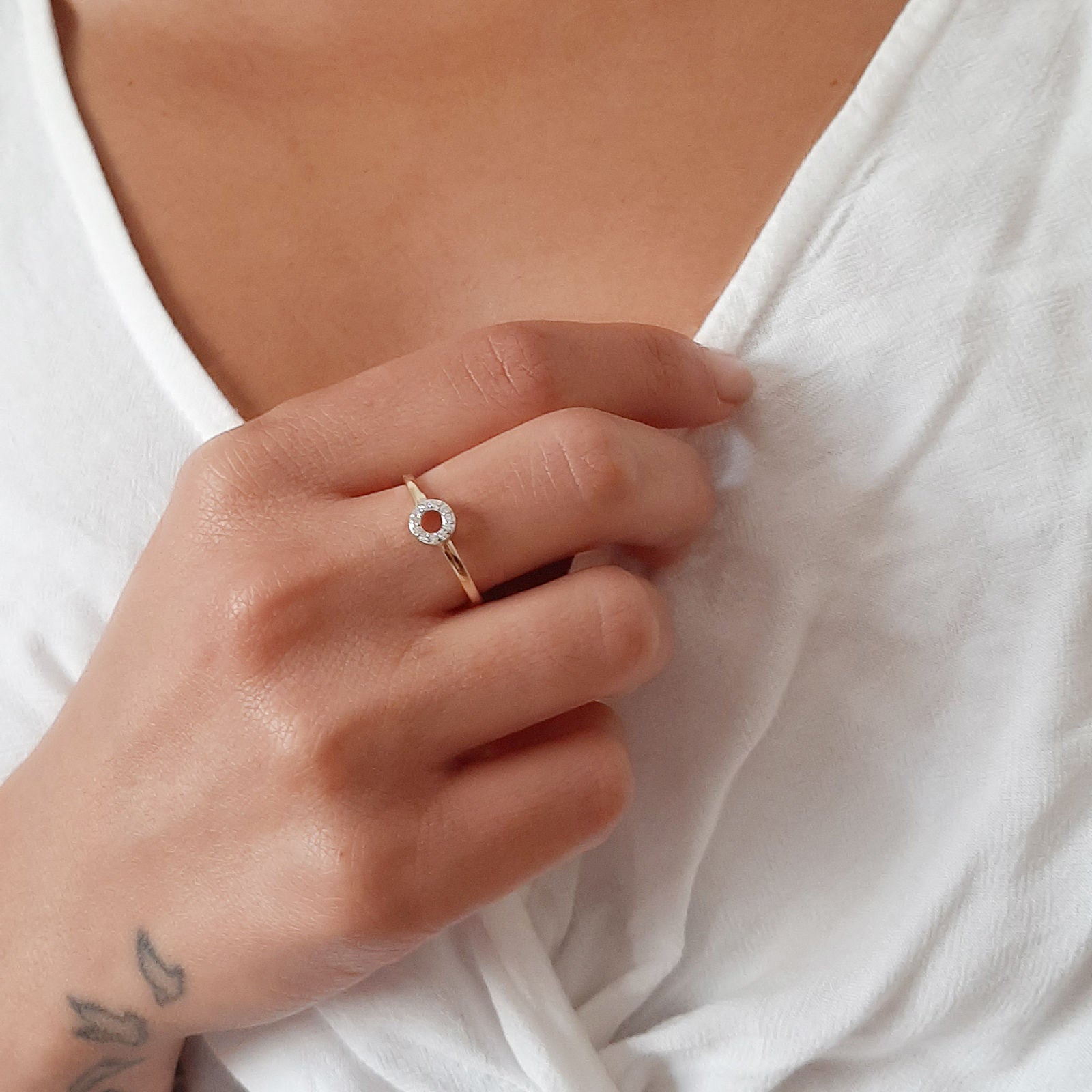 טבעת מזהב צהוב 14 קראט - עיגול מנצנץ טבעת מזהב צהוב 14 קראט - עיגול מנצנץ