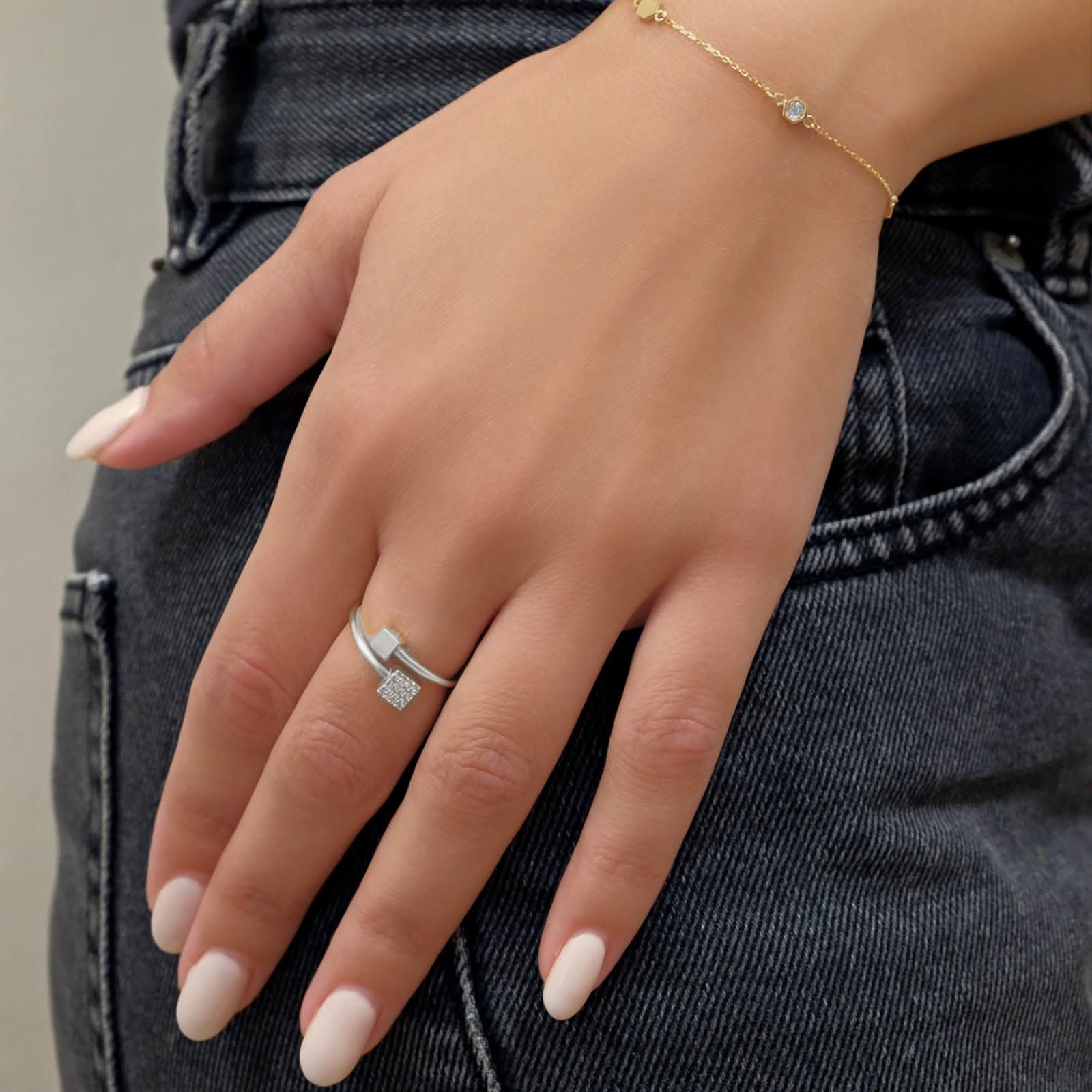 טבעת פתוחה מזהב לבן 14 קראט - קוביות מנצנצות טבעת פתוחה מזהב לבן 14 קראט - קוביות מנצנצות