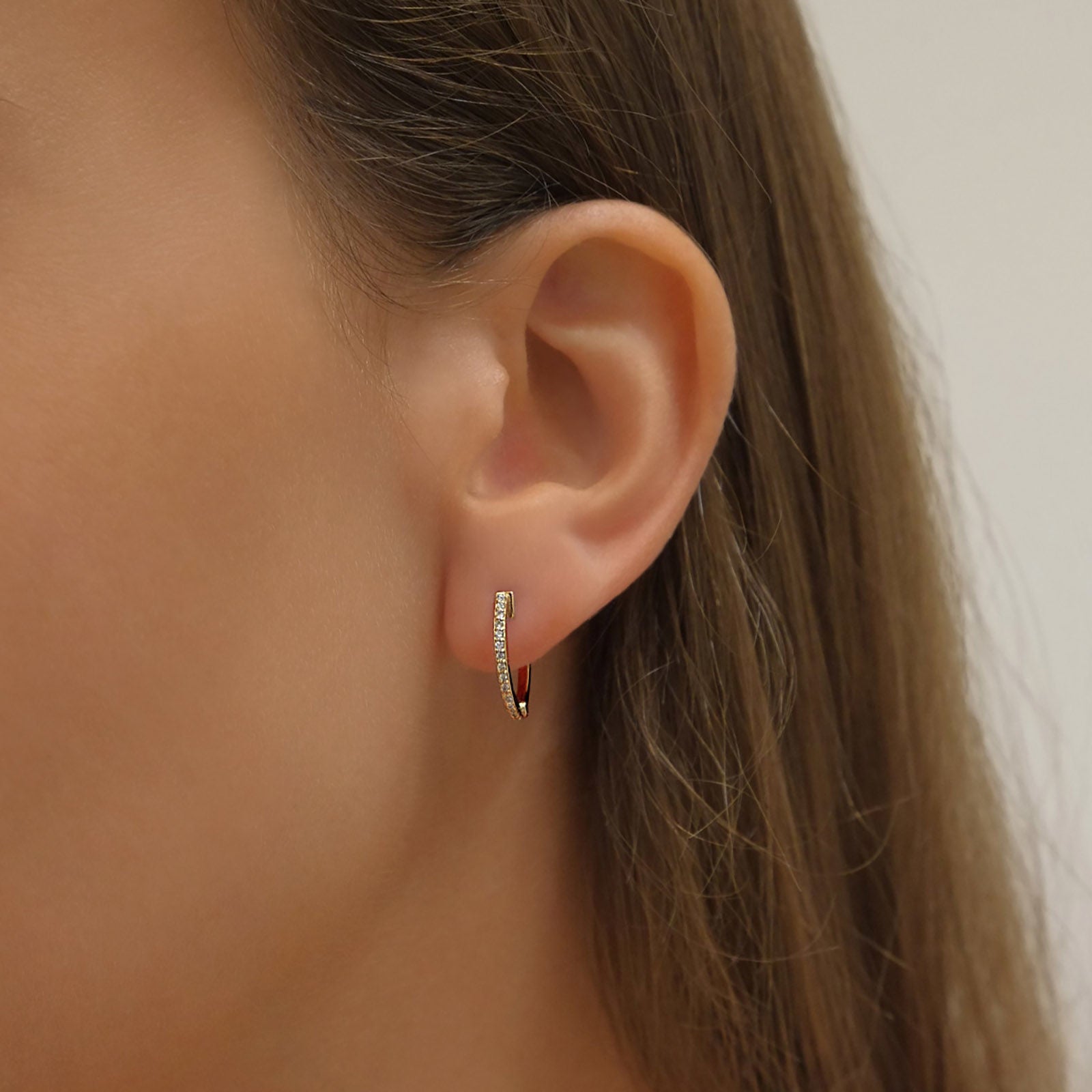 עגילי חישוק יהלומים מזהב צהוב 14 קראט - ליידי S עגילי חישוק יהלומים מזהב צהוב 14 קראט - ליידי S