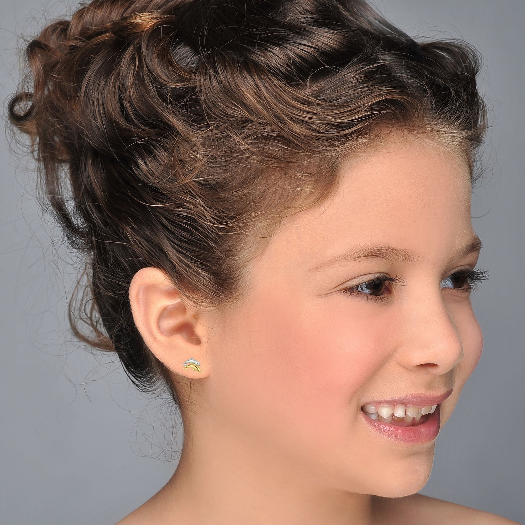 עגילים צמודים מזהב צהוב ולבן 14 קראט - דולפינים מזנקים עגילים צמודים מזהב צהוב ולבן 14 קראט - דולפינים מזנקים