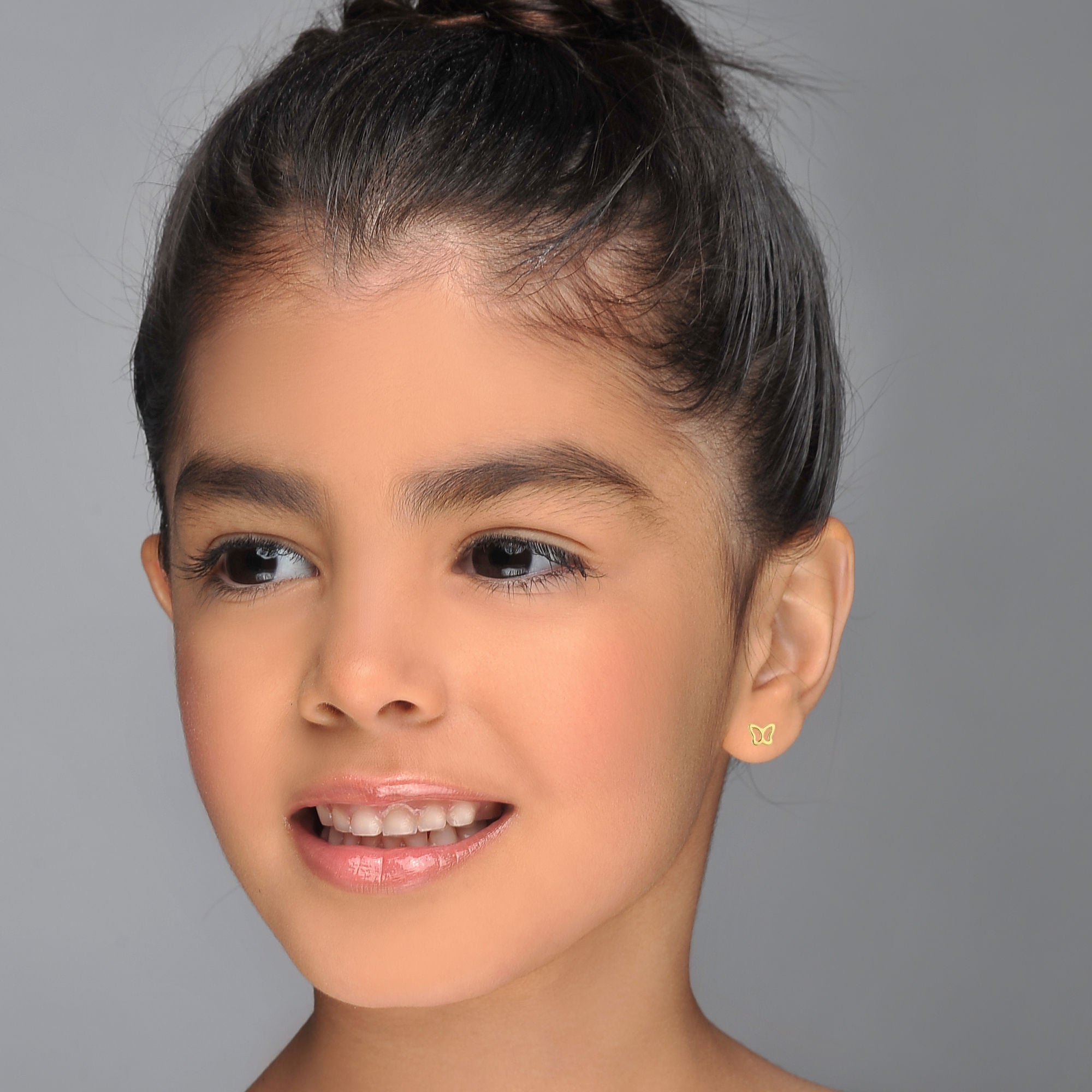 עגילים צמודים מזהב צהוב 14 קראט - פרפר עדין עגילים צמודים מזהב צהוב 14 קראט - פרפר עדין