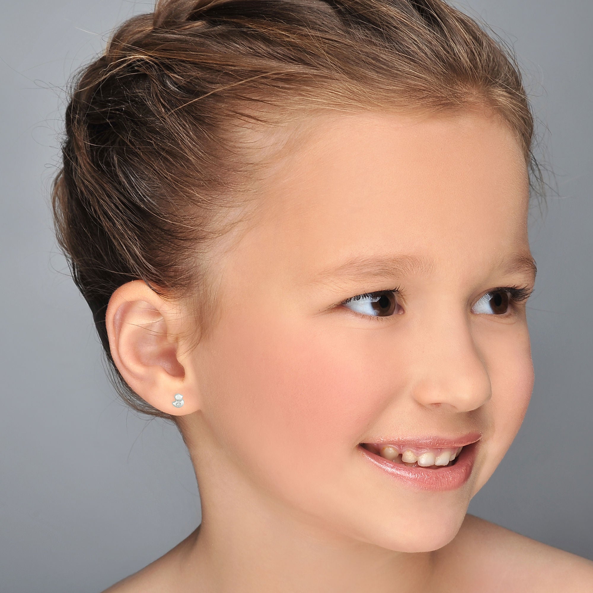 עגילים צמודים מזהב לבן 14 קראט - אפרוח מנצנץ עגילים צמודים מזהב לבן 14 קראט - אפרוח מנצנץ