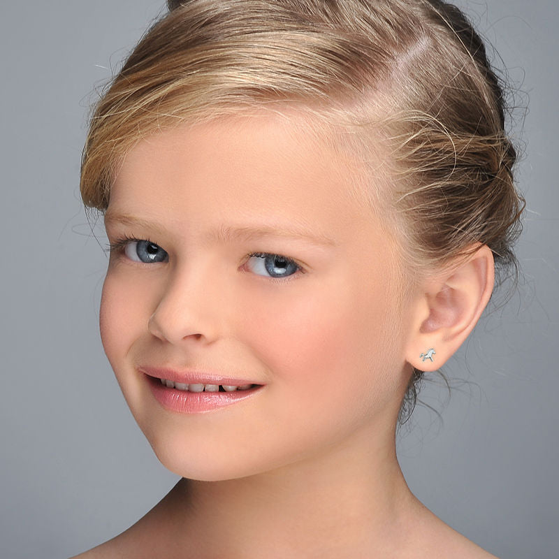 עגילים צמודים מזהב לבן 14 קראט - סוס פוני עגילים צמודים מזהב לבן 14 קראט - סוס פוני