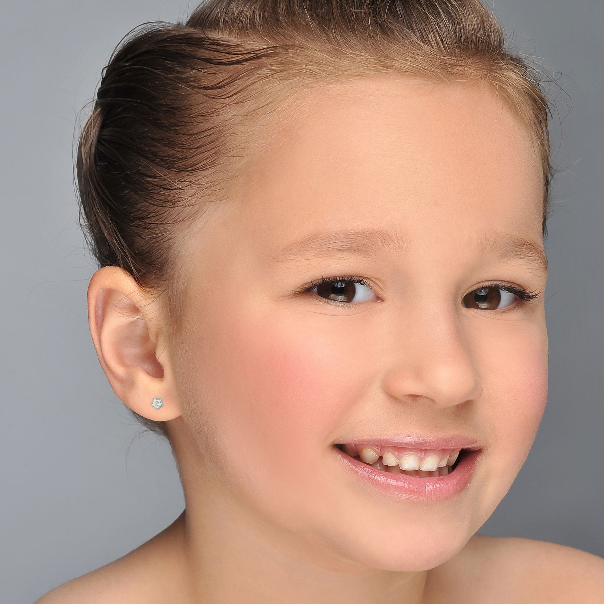 עגילים צמודים מזהב לבן 14 קראט - כוכב פורח קטן מאד עגילים צמודים מזהב לבן 14 קראט - כוכב פורח קטן מאד