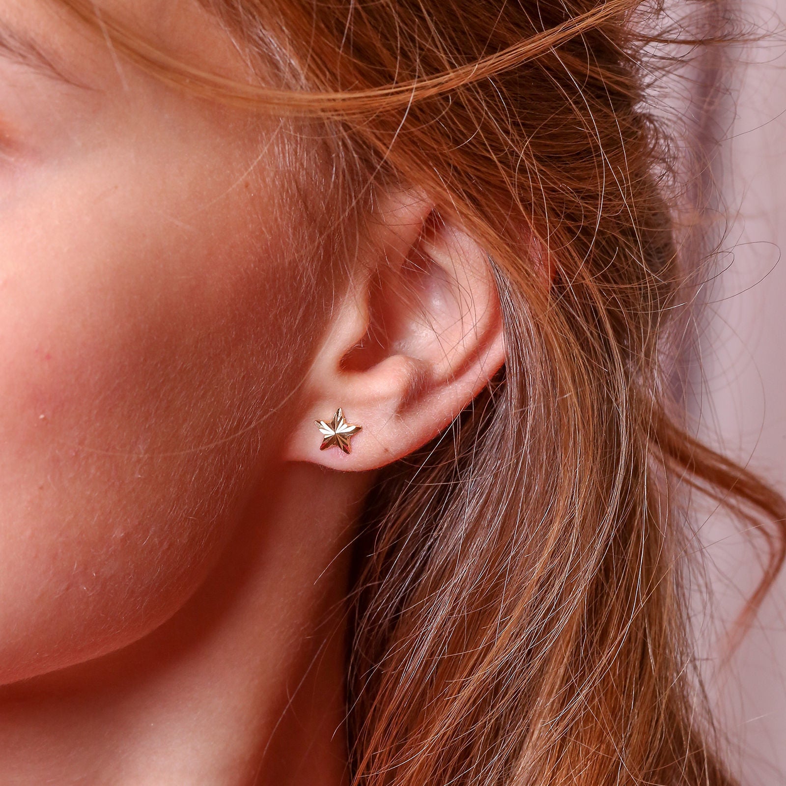 עגילים צמודים מזהב צהוב 14 קראט - כוכב נוגה עגילים צמודים מזהב צהוב 14 קראט - כוכב נוגה