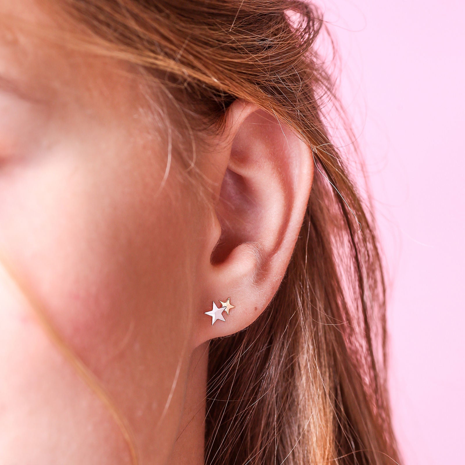 עגילים צמודים מזהב צהוב ולבן 14 קראט - כוכב בשני צבעים עגילים צמודים מזהב צהוב ולבן 14 קראט - כוכב בשני צבעים