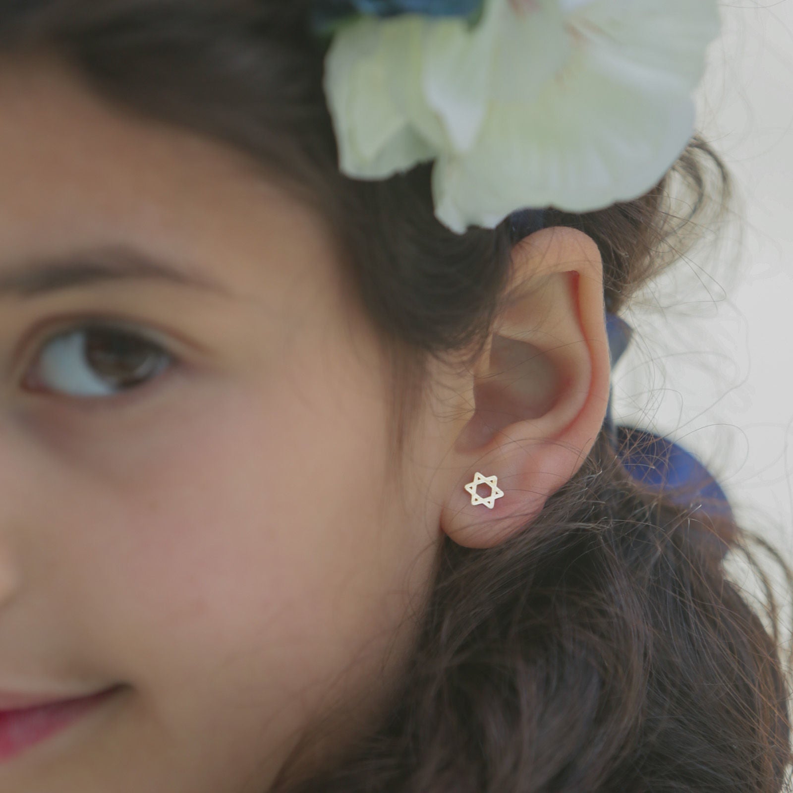 עגילים צמודים מזהב צהוב 14 קראט - כוכב מגן דוד עגילים צמודים מזהב צהוב 14 קראט - כוכב מגן דוד