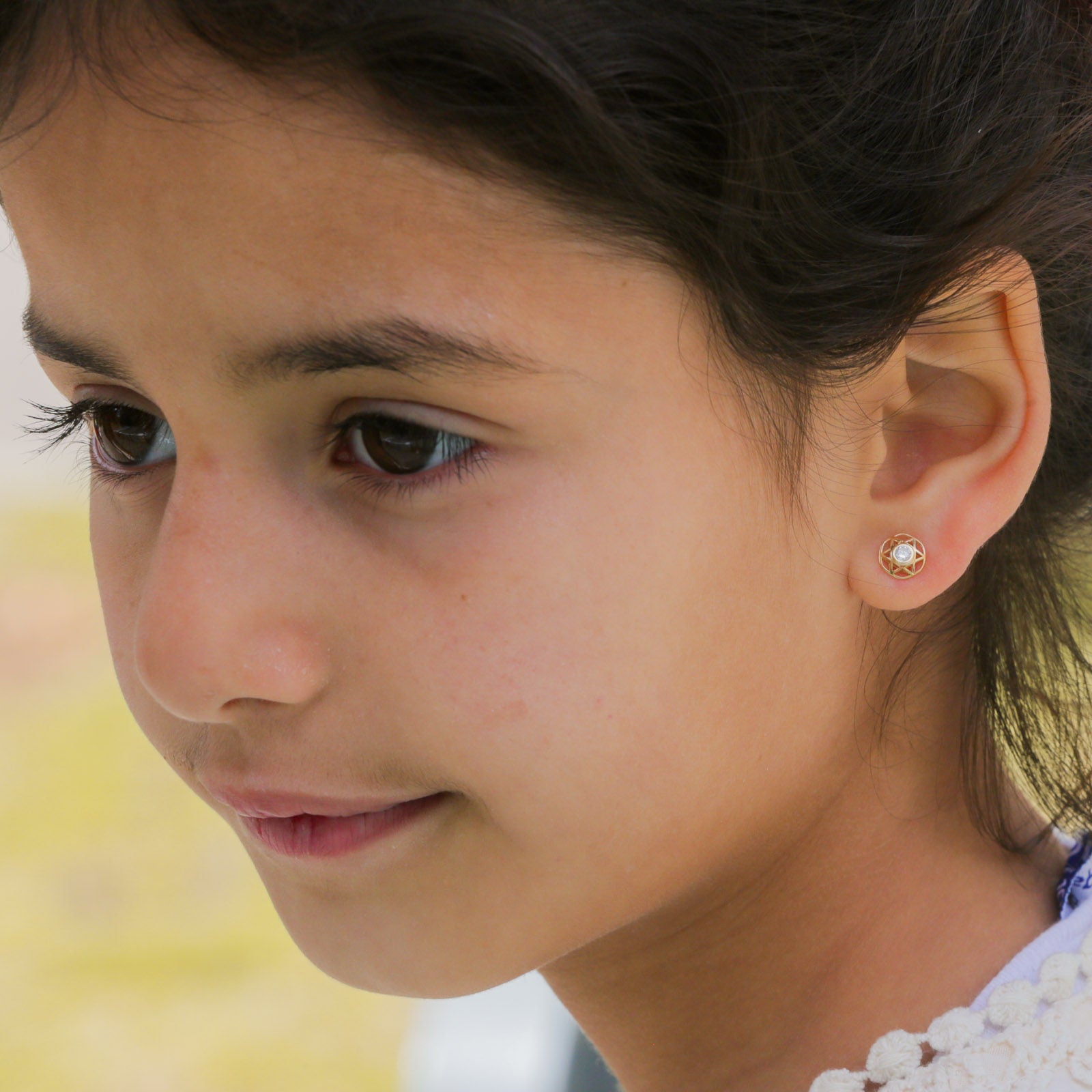 עגילים צמודים מזהב צהוב 14 קראט - כוכב מנצנץ - ממוסגר עגילים צמודים מזהב צהוב 14 קראט - כוכב מנצנץ - ממוסגר