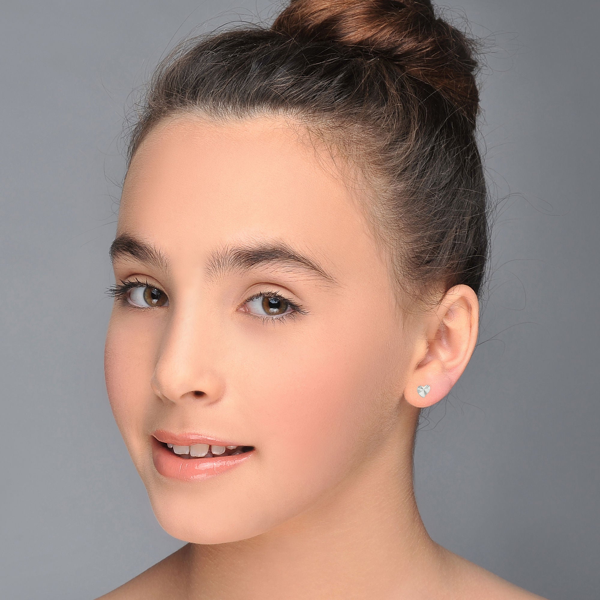 עגילים צמודים מזהב לבן 14 קראט - לב משמעותי עגילים צמודים מזהב לבן 14 קראט - לב משמעותי