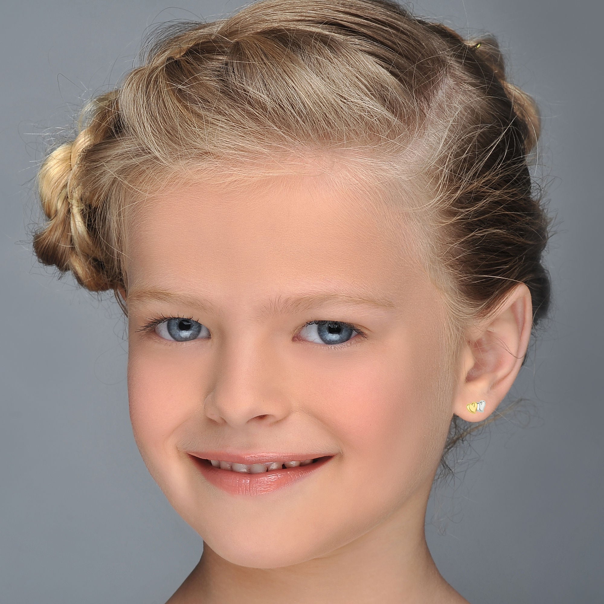 עגילים צמודים מזהב צהוב ולבן 14 קראט - לבבות משיקים עגילים צמודים מזהב צהוב ולבן 14 קראט - לבבות משיקים