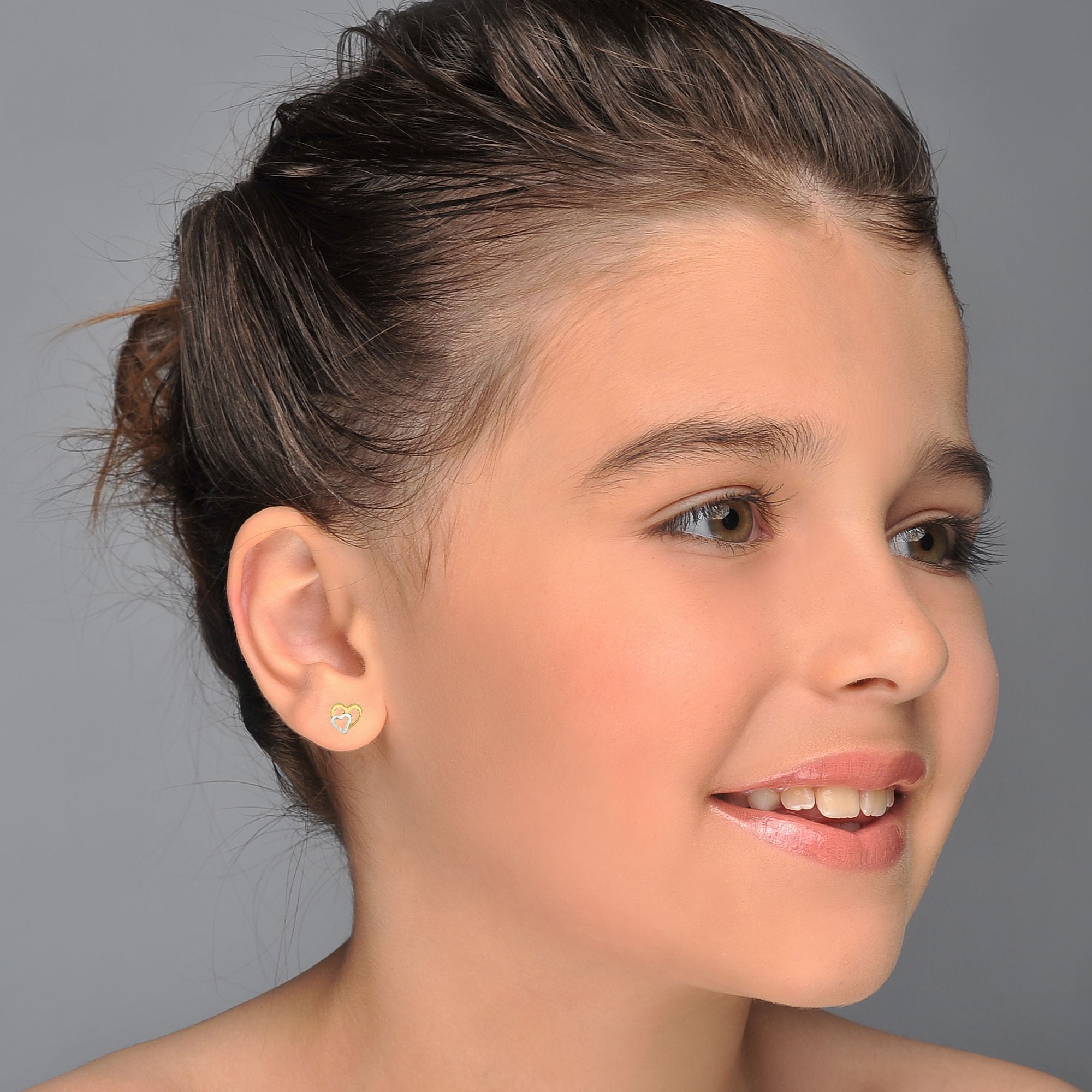 עגילים צמודים מזהב צהוב ולבן 14 קראט - לבבות מחוברים עגילים צמודים מזהב צהוב ולבן 14 קראט - לבבות מחוברים