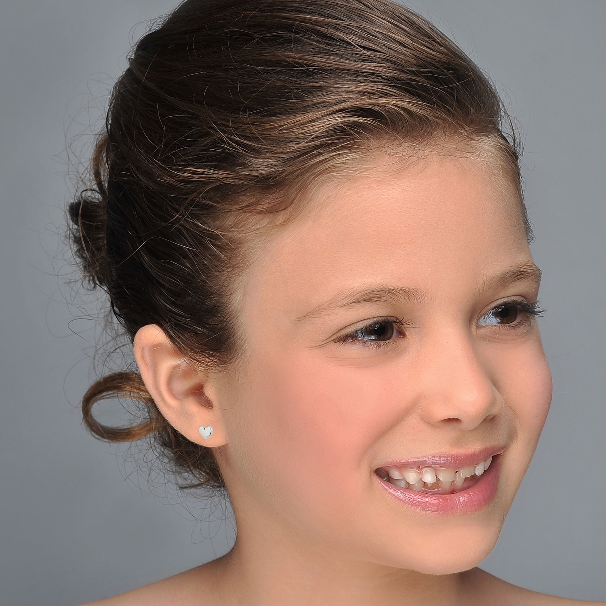 עגילים צמודים מזהב לבן 14 קראט - לב קלאסי וקטן עגילים צמודים מזהב לבן 14 קראט - לב קלאסי וקטן