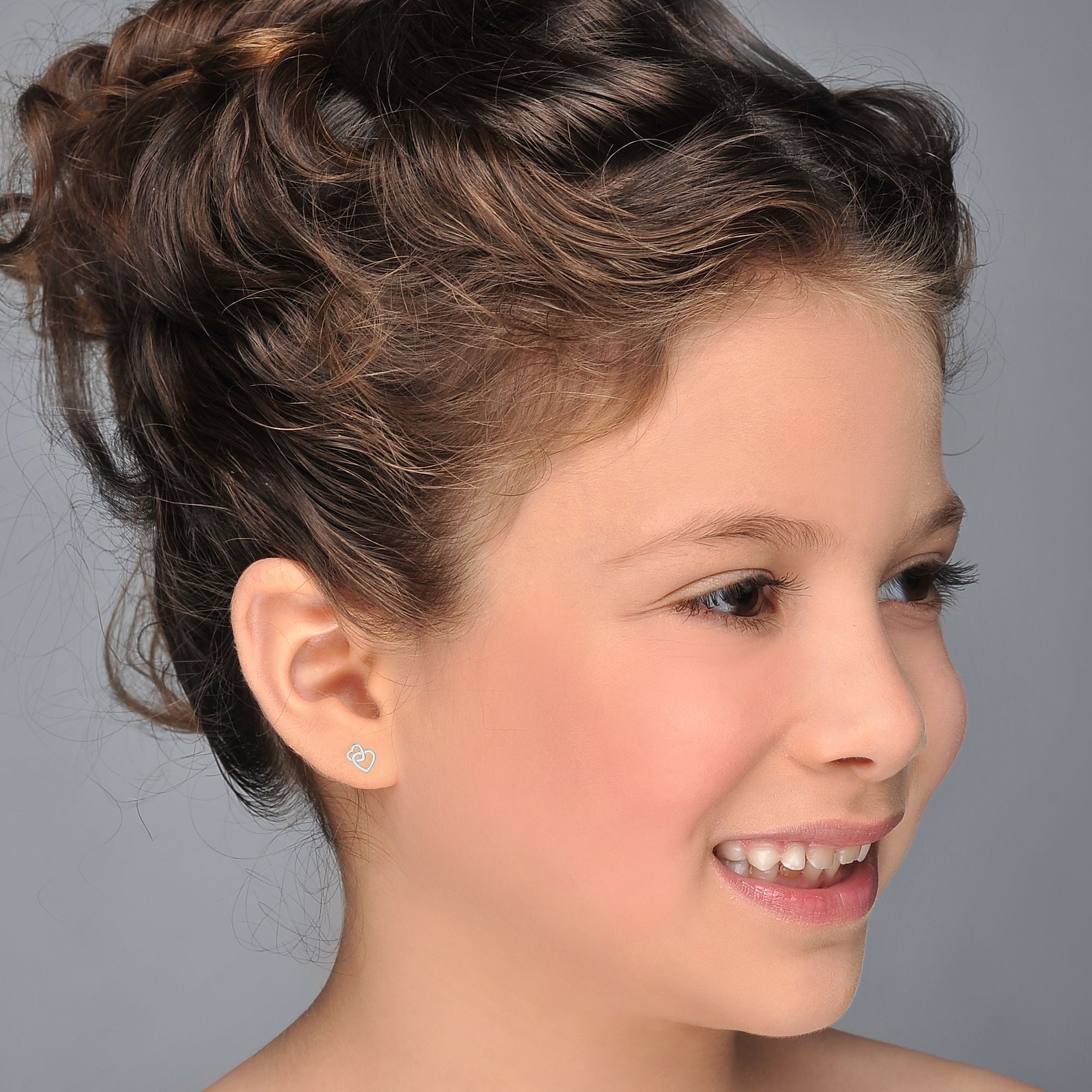 עגילים צמודים מזהב לבן 14 קראט - לבבות משולבים עגילים צמודים מזהב לבן 14 קראט - לבבות משולבים