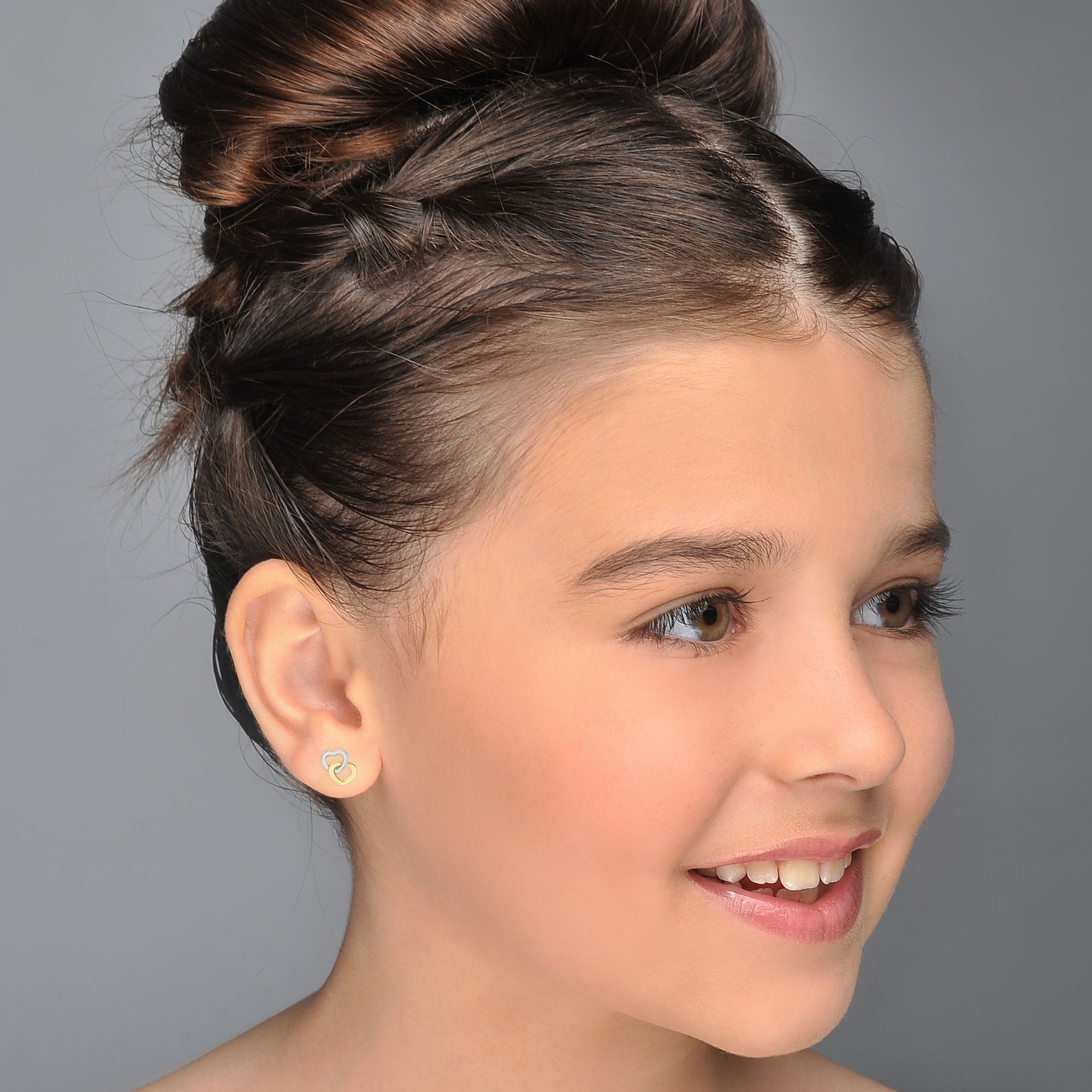 עגילים צמודים מזהב צהוב ולבן 14 קראט - לבבות מחושקים עגילים צמודים מזהב צהוב ולבן 14 קראט - לבבות מחושקים