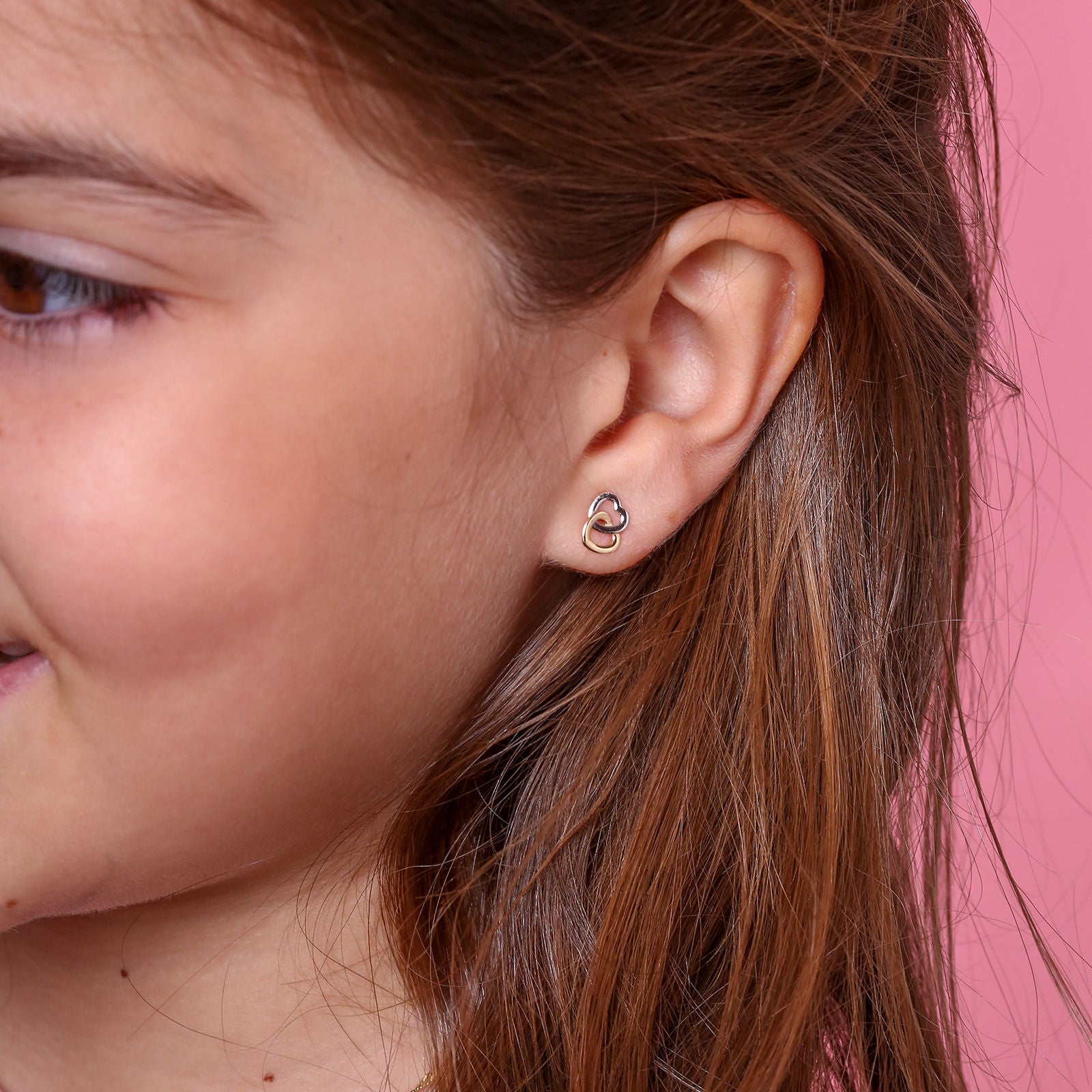 עגילים צמודים מזהב צהוב ולבן 14 קראט - לבבות מחושקים עגילים צמודים מזהב צהוב ולבן 14 קראט - לבבות מחושקים