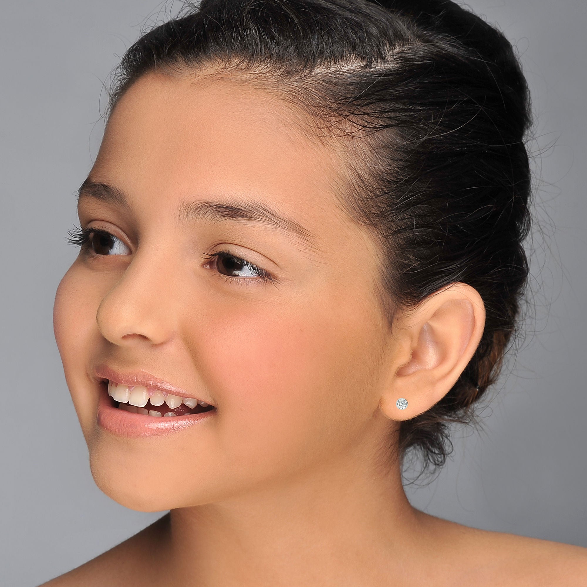 עגילים צמודים מזהב לבן 14 קראט - עיגול קסם לבן עגילים צמודים מזהב לבן 14 קראט - עיגול קסם לבן