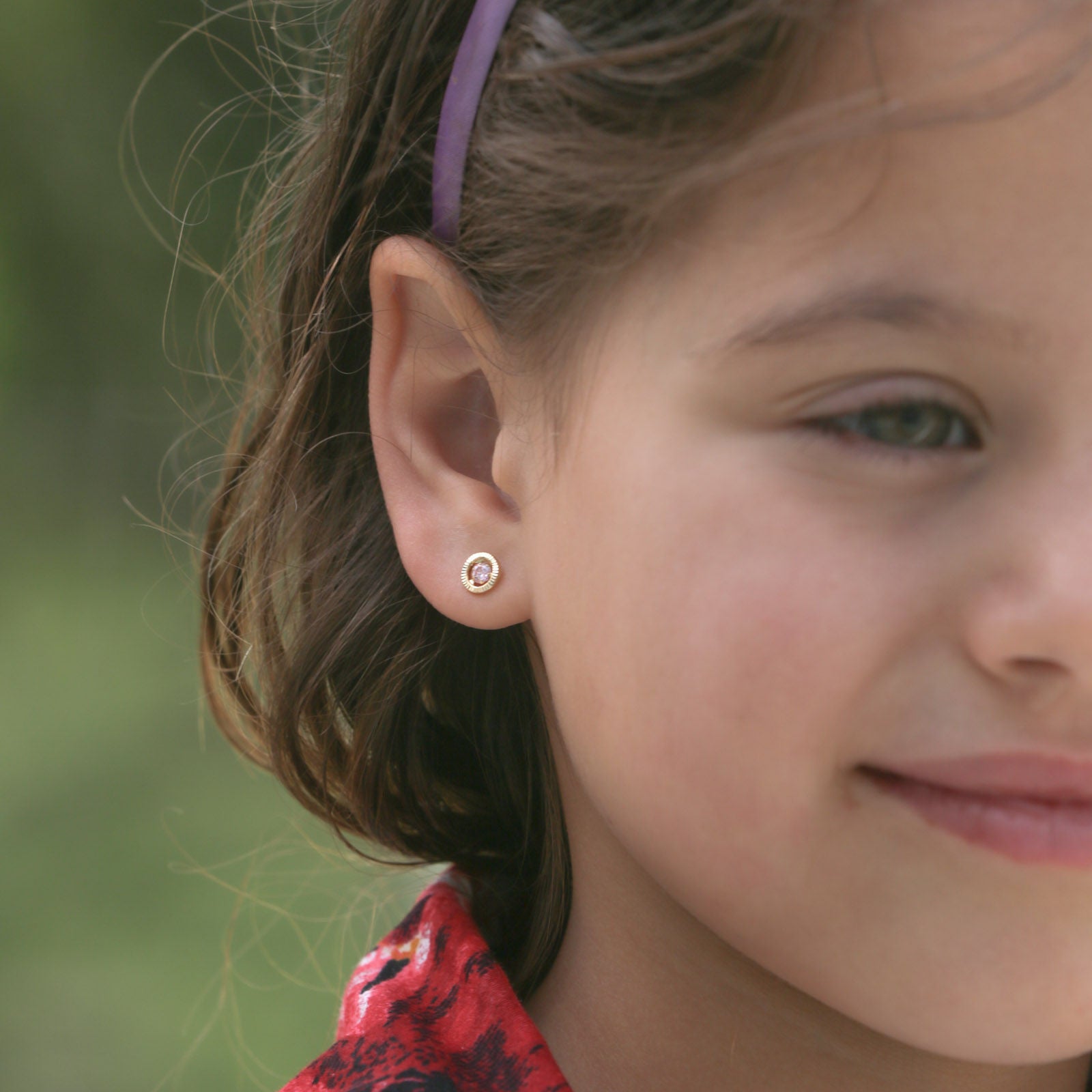 עגילים צמודים מזהב צהוב 14 קראט - עיגול קריסטל עגילים צמודים מזהב צהוב 14 קראט - עיגול קריסטל