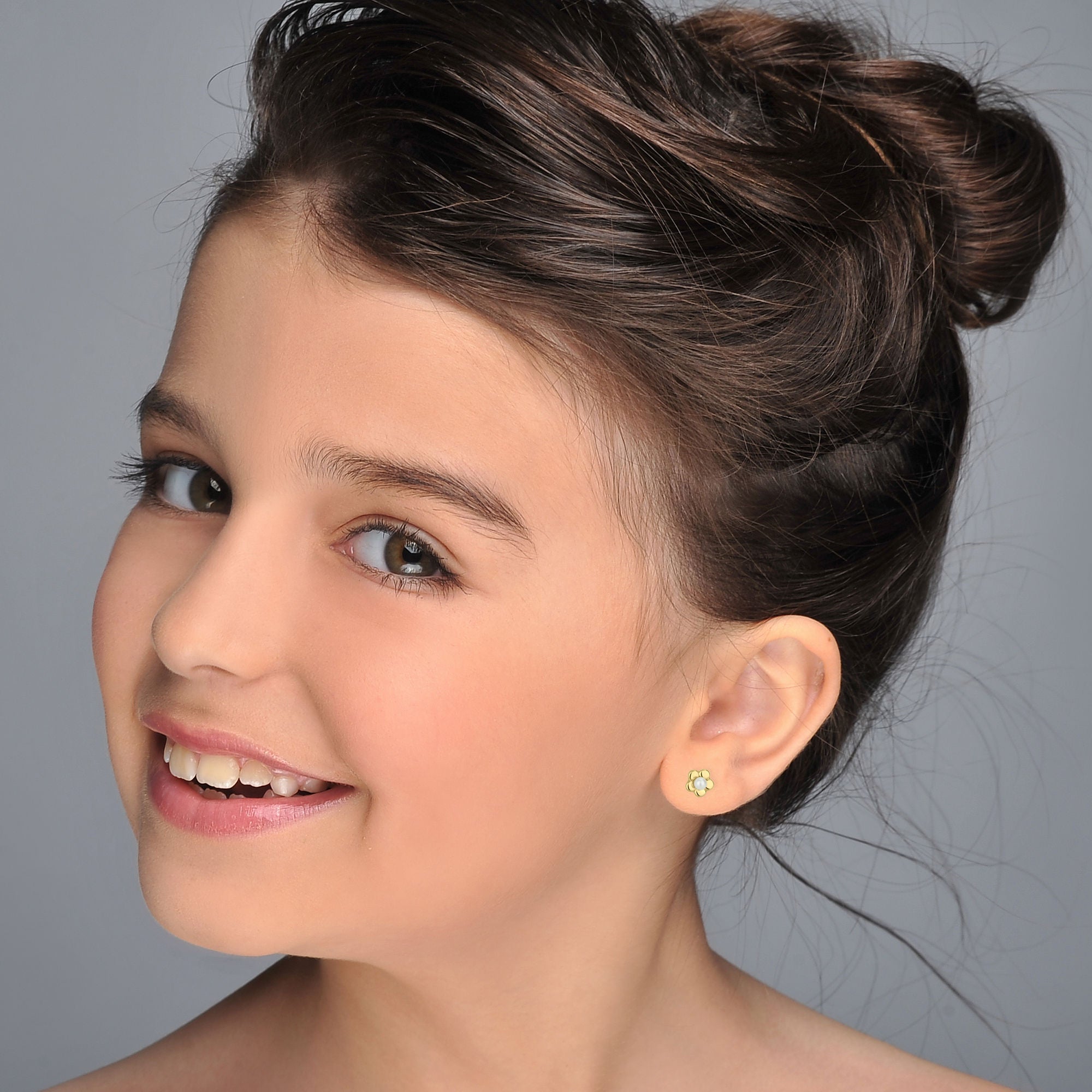 עגילים צמודים מזהב צהוב 14 קראט - פנינה פורחת עגילים צמודים מזהב צהוב 14 קראט - פנינה פורחת