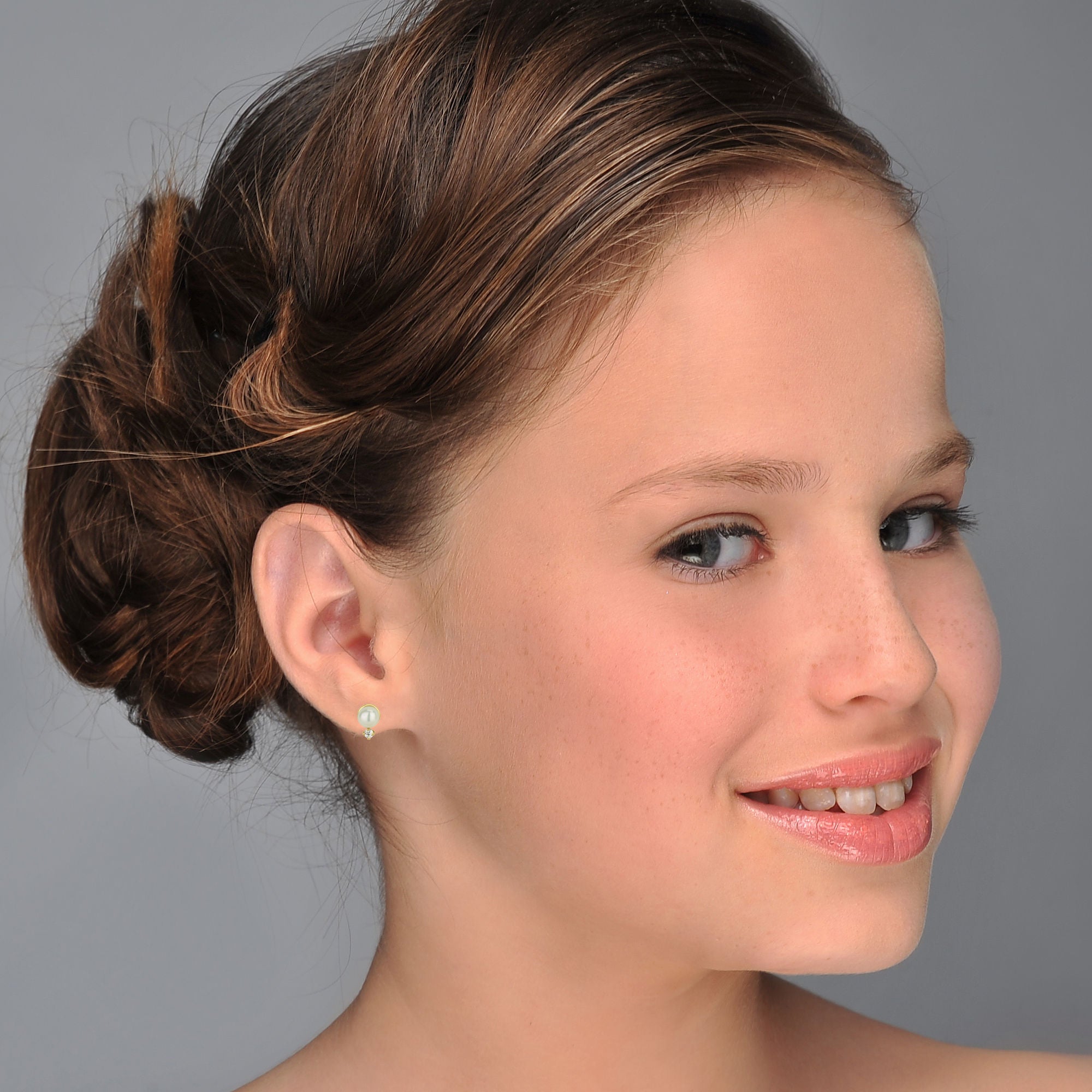 עגילים צמודים מזהב צהוב 14 קראט - פנינה חיבוק וקריצה עגילים צמודים מזהב צהוב 14 קראט - פנינה חיבוק וקריצה