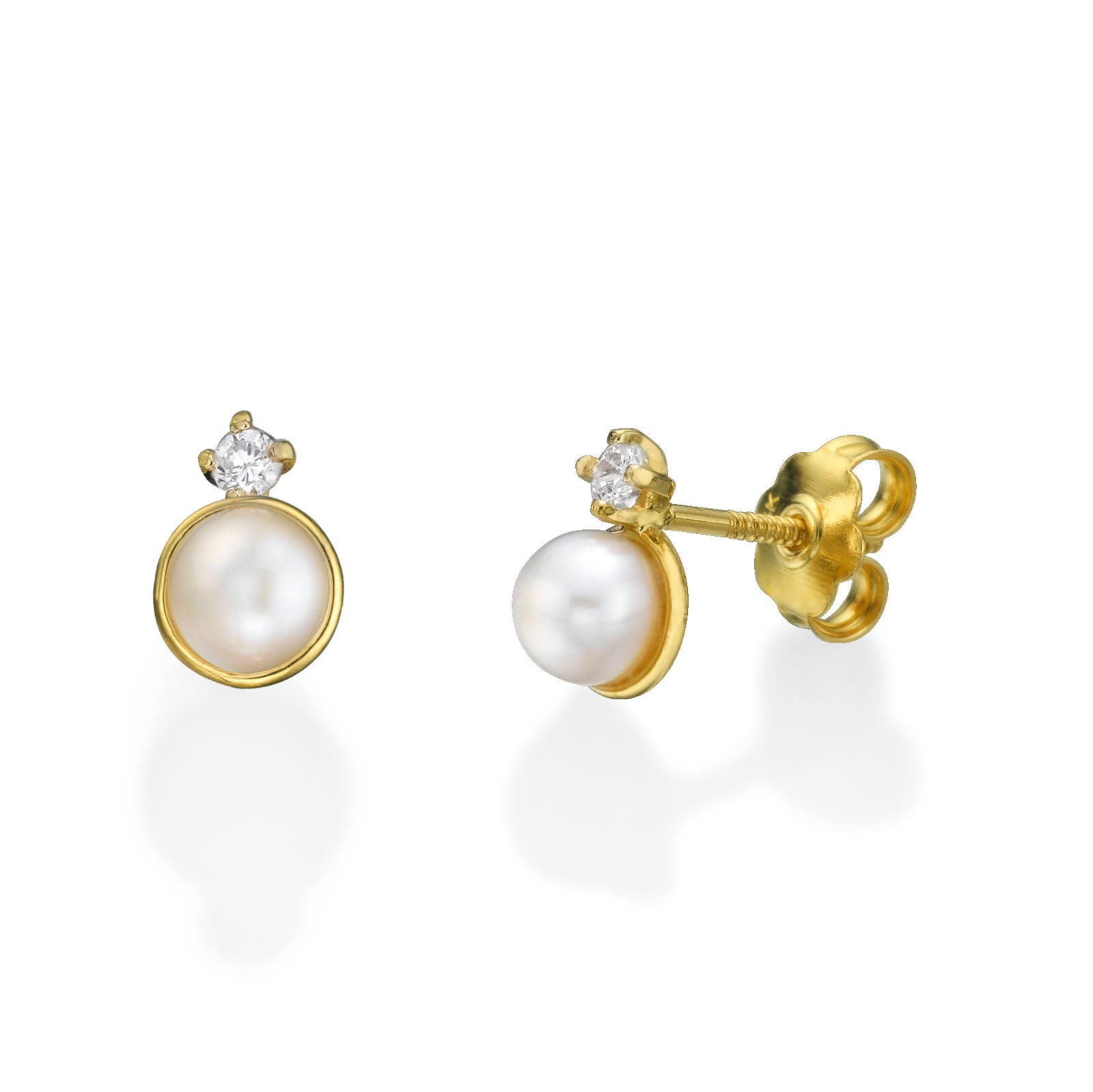 עגילים צמודים מזהב צהוב 14 קראט - פנינה חיבוק וקריצה עגילים צמודים מזהב צהוב 14 קראט - פנינה חיבוק וקריצה