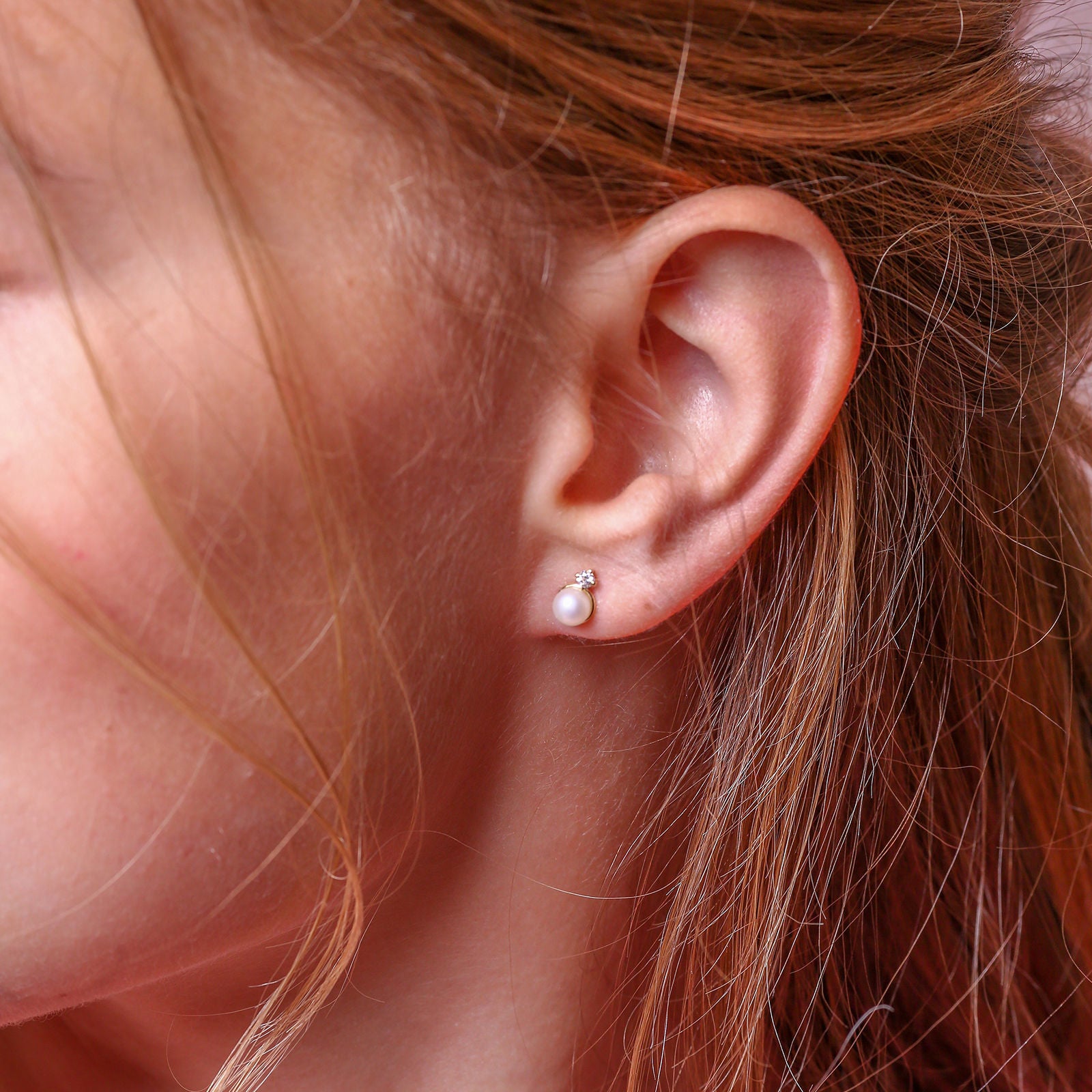 עגילים צמודים מזהב צהוב 14 קראט - פנינה חיבוק וקריצה עגילים צמודים מזהב צהוב 14 קראט - פנינה חיבוק וקריצה