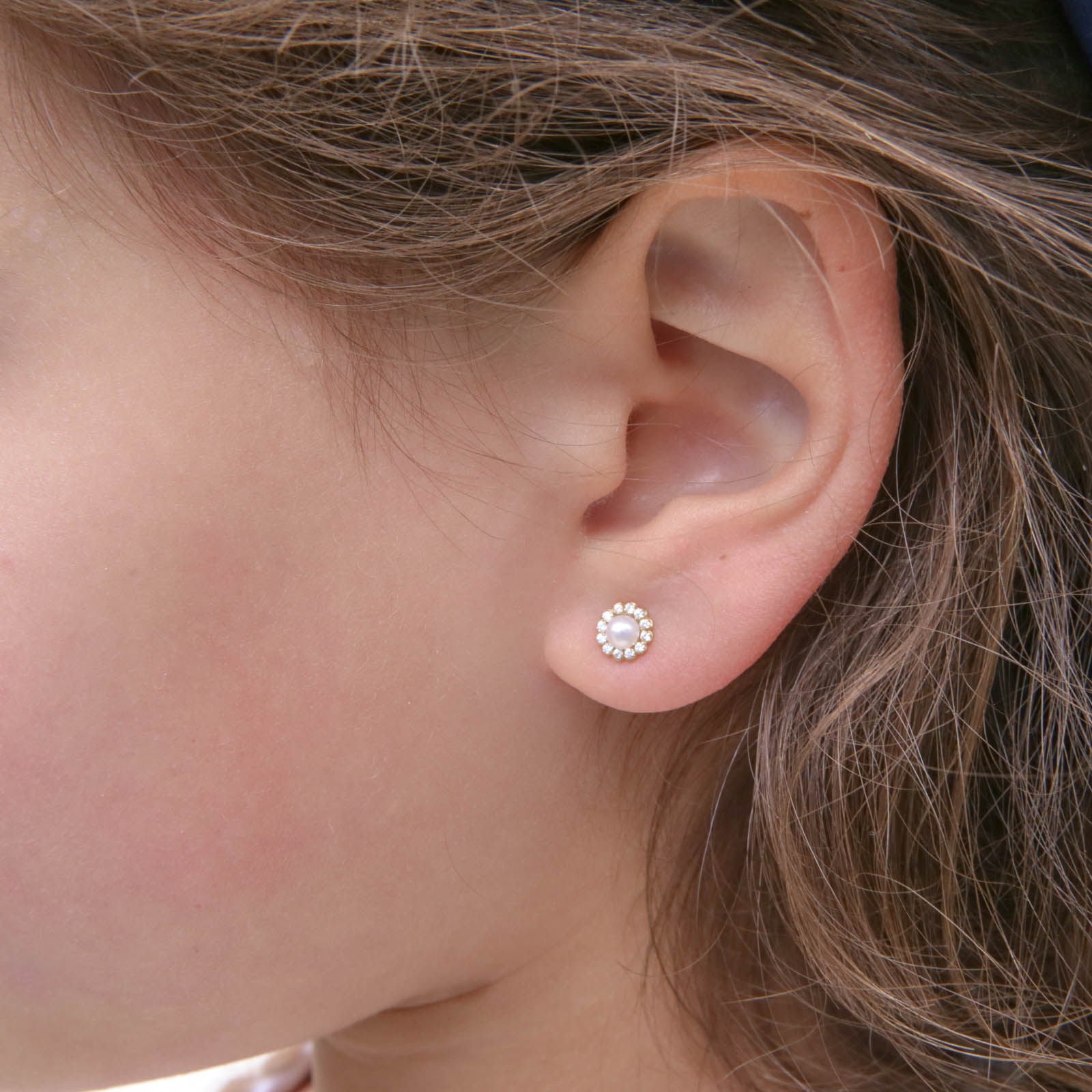 עגילים צמודים מזהב צהוב 14 קראט - פנינה מנצנץ עגילים צמודים מזהב צהוב 14 קראט - פנינה מנצנץ