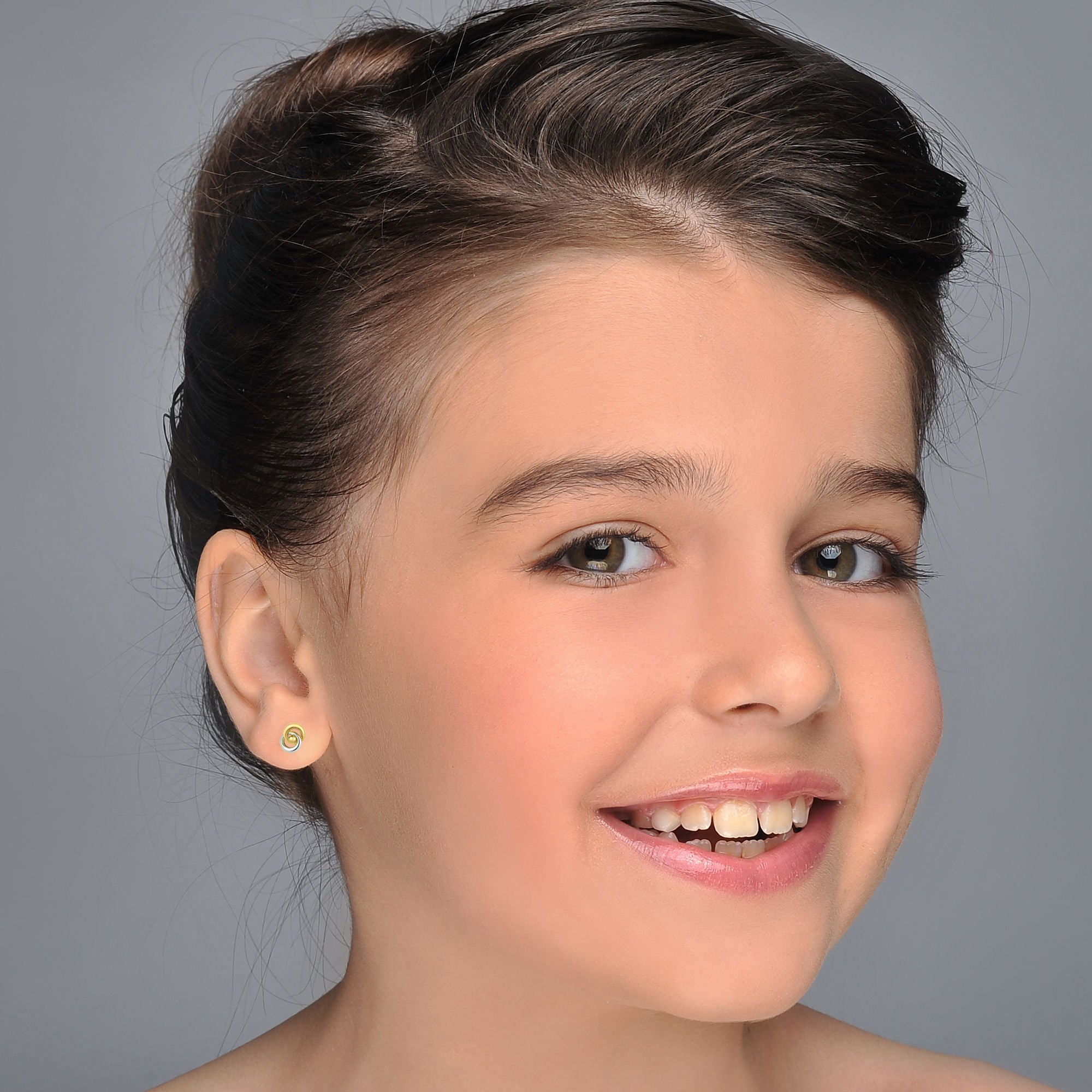 עגילים צמודים מזהב צהוב ולבן 14 קראט - עיגולים משתלבים עגילים צמודים מזהב צהוב ולבן 14 קראט - עיגולים משתלבים