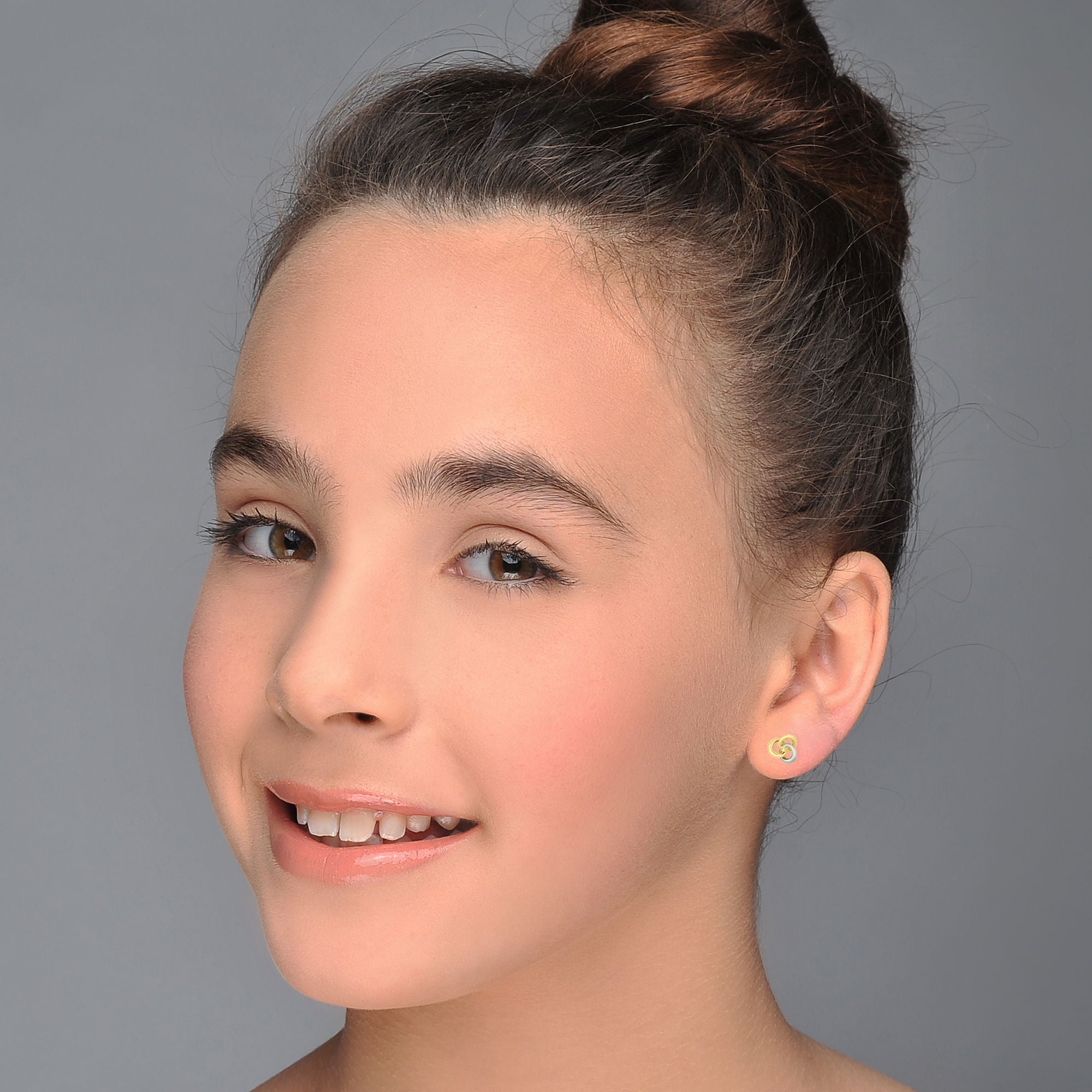 עגילים צמודים מזהב צהוב ולבן 14 קראט - עיגולים משיקים עגילים צמודים מזהב צהוב ולבן 14 קראט - עיגולים משיקים