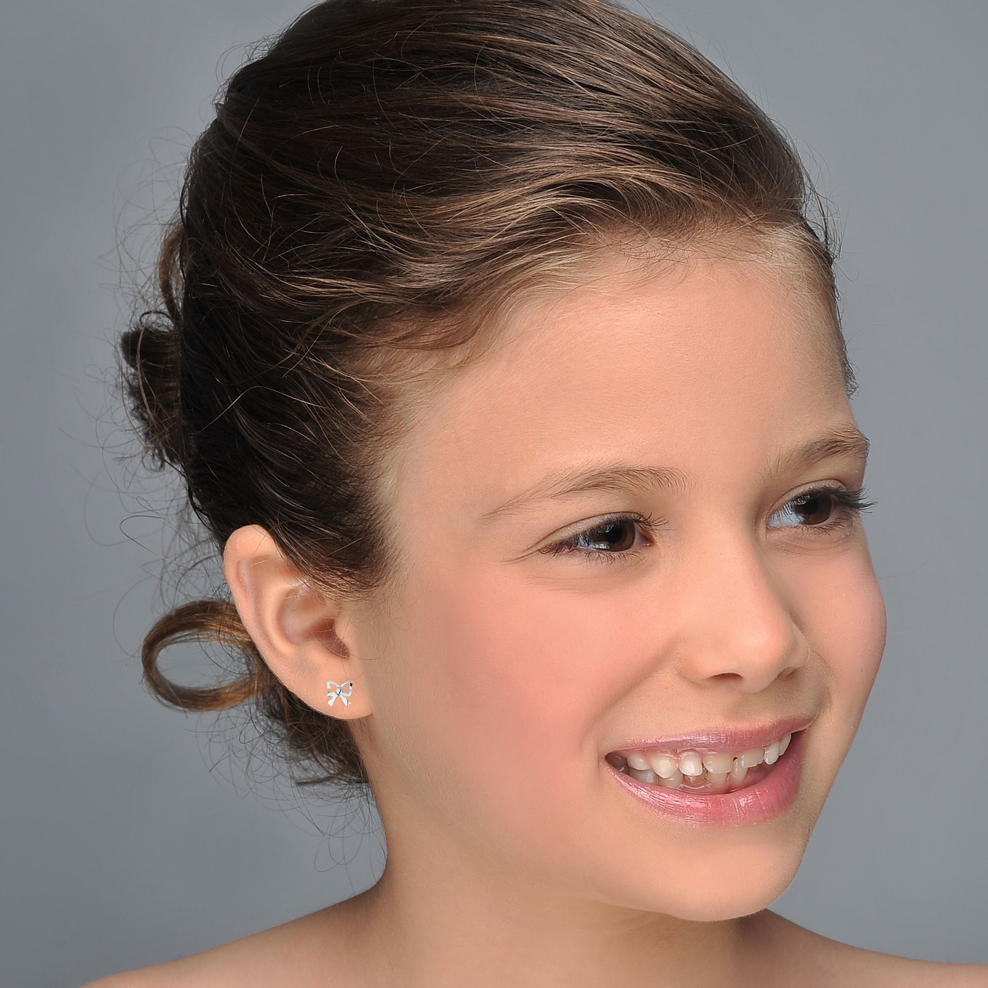 עגילים צמודים מזהב לבן 14 קראט - פפיון עדין עגילים צמודים מזהב לבן 14 קראט - פפיון עדין