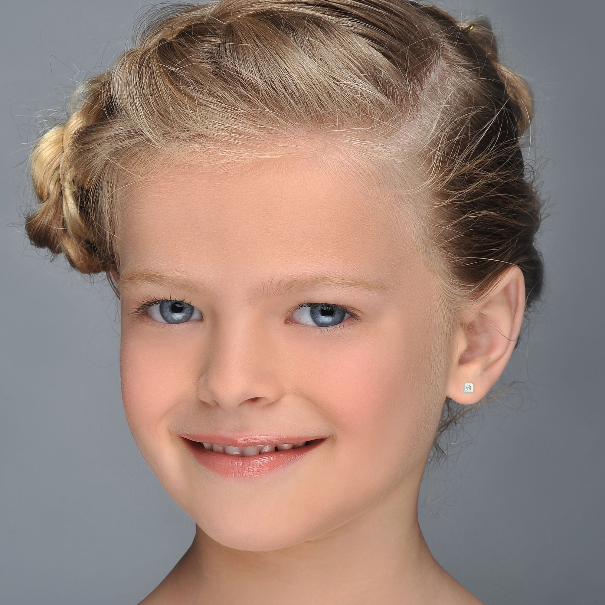 עגילים צמודים מזהב לבן 14 קראט - ריבוע מנצנץ קטן עגילים צמודים מזהב לבן 14 קראט - ריבוע מנצנץ קטן