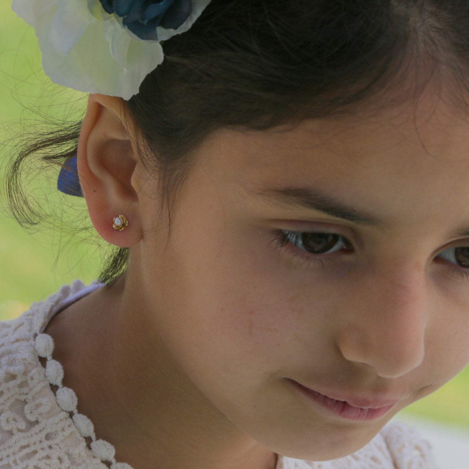 עגילים צמודים מזהב צהוב 14 קראט - פנינה ופרח עגילים צמודים מזהב צהוב 14 קראט - פנינה ופרח