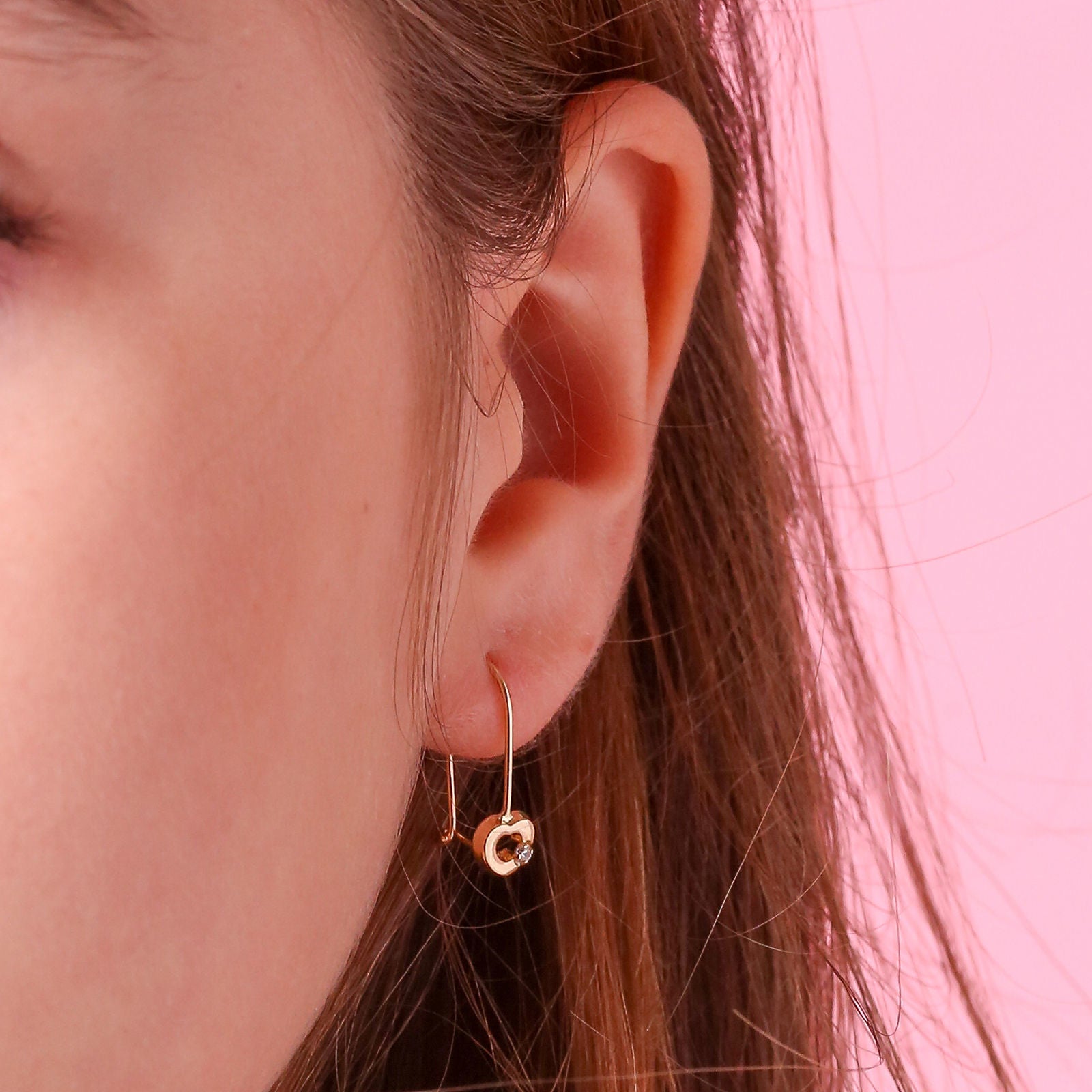 עגילים תלויים מזהב צהוב 14 קראט - לב מייסי עגילים תלויים מזהב צהוב 14 קראט - לב מייסי