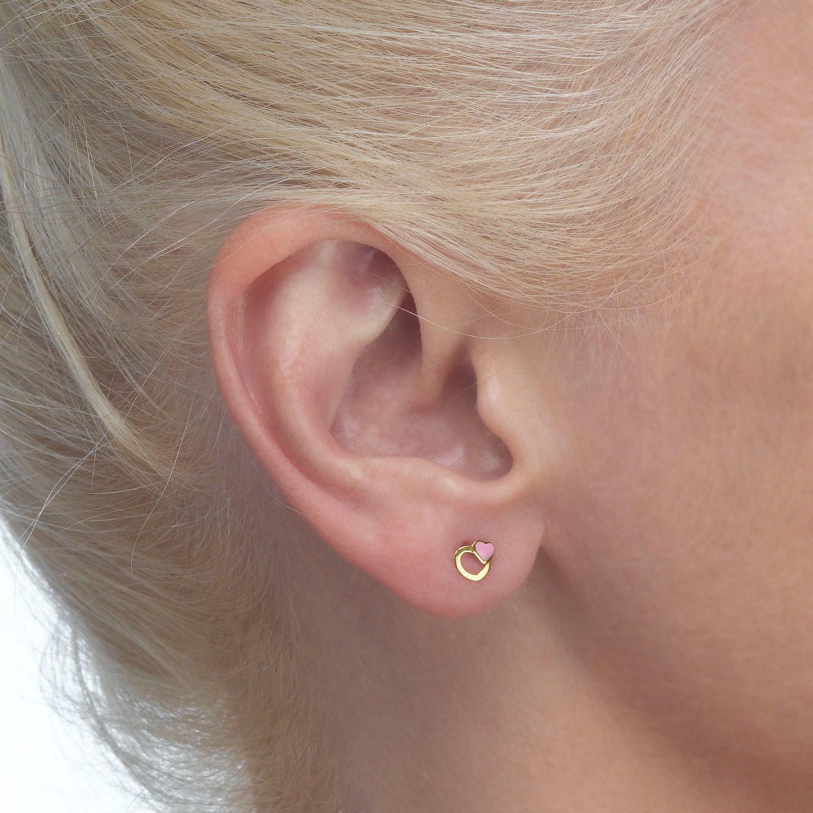 עגילים צמודים מזהב צהוב 14 קראט - לבבות אופטימיים עגילים צמודים מזהב צהוב 14 קראט - לבבות אופטימיים