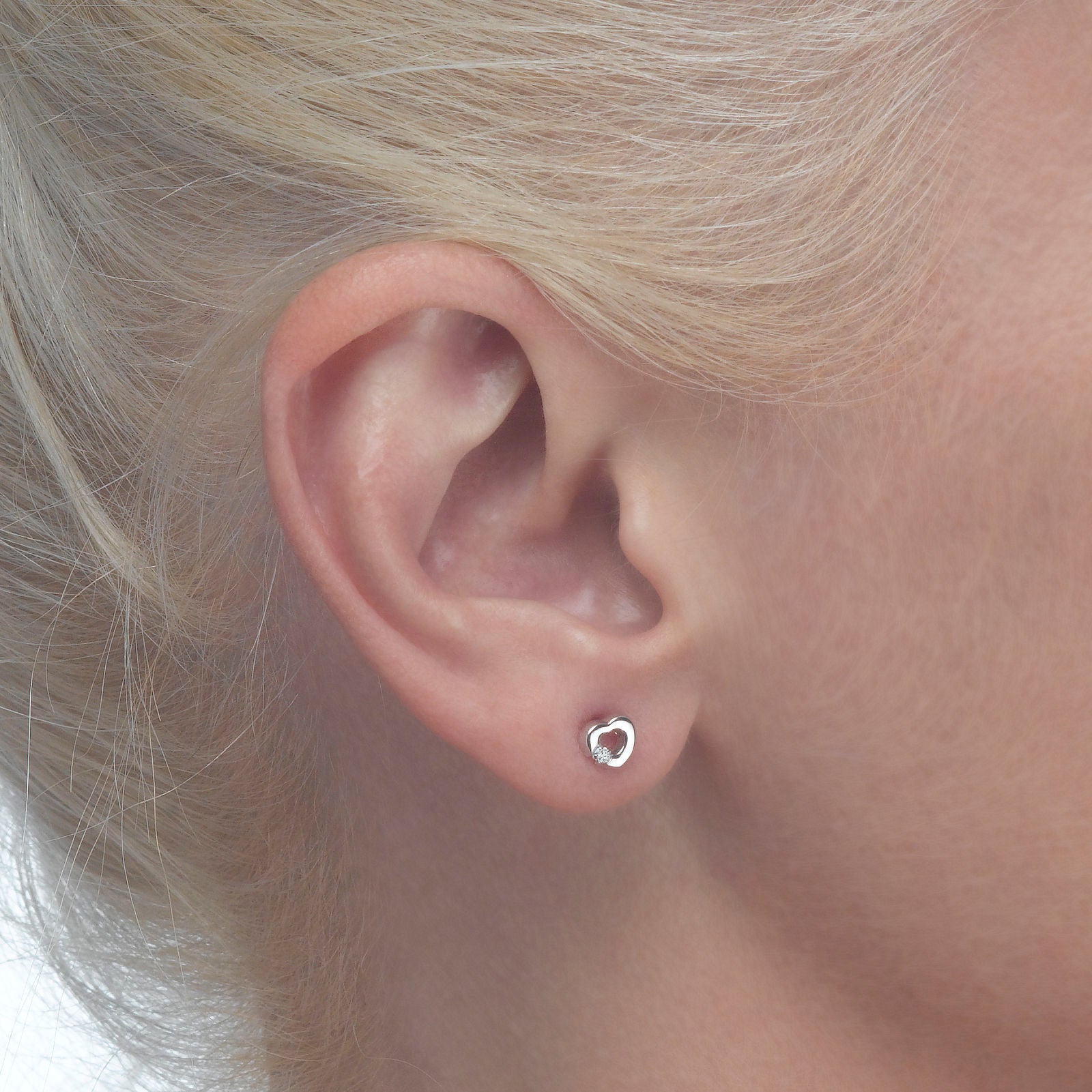 עגילים צמודים מזהב לבן 14 קראט - לב סימפוניה עגילים צמודים מזהב לבן 14 קראט - לב סימפוניה