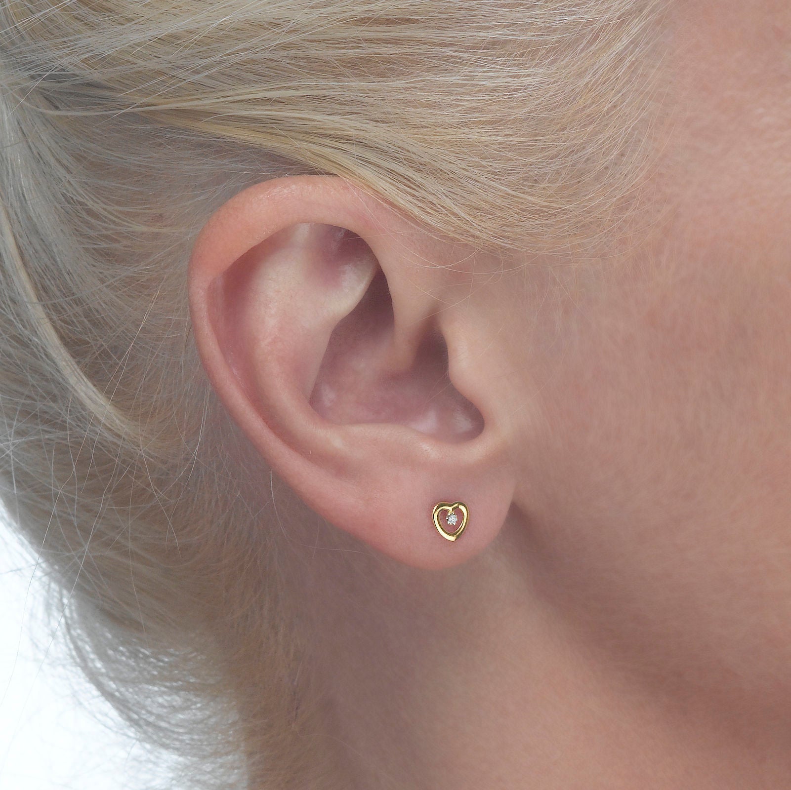 עגילים צמודים מזהב צהוב 14 קראט - לב מלוכד עגילים צמודים מזהב צהוב 14 קראט - לב מלוכד