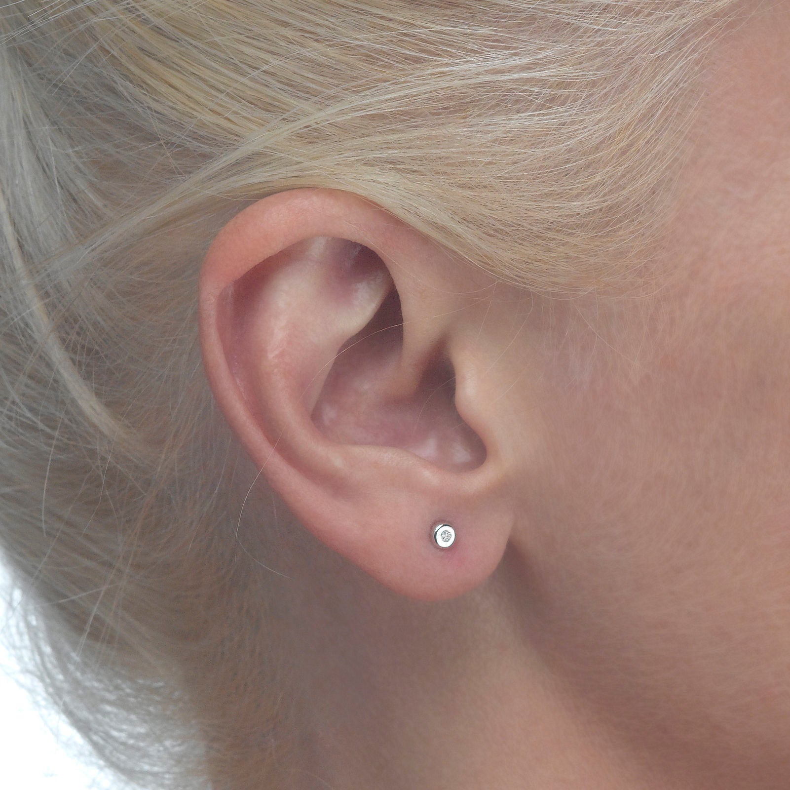 עגילים צמודים מזהב לבן 14 קראט - עיגול יפעה קטן עגילים צמודים מזהב לבן 14 קראט - עיגול יפעה קטן